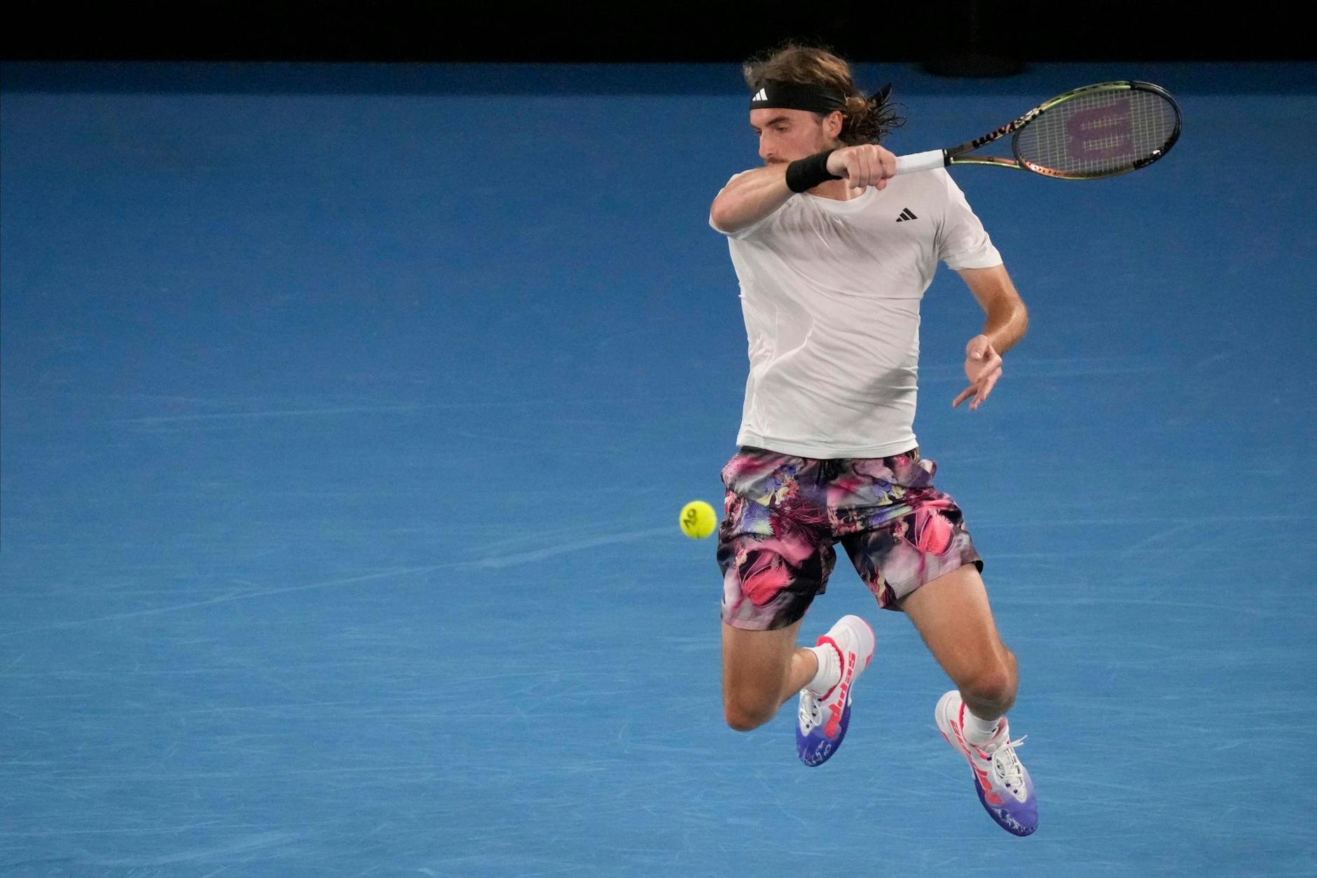 Tennisspieler Stefanos Tsitsipas ist seinem Traum von einem Grand-Slam-Titel einen Schritt näher gekommen. Der Grieche erreichte bei den Australian Open durch ein 6:3, 7:6 (7:2), 6:4 gegen den tschechischen Außenseiter Jiri Lehecka zum vierten Mal in seiner Karriere das Halbfinale in Melbourne.