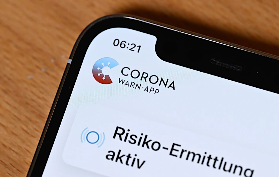 ARCHIV - Die offizielle Corona-Warn-App des Bundes gibt es in einer neuen Version mit vielen Neuerungen.  