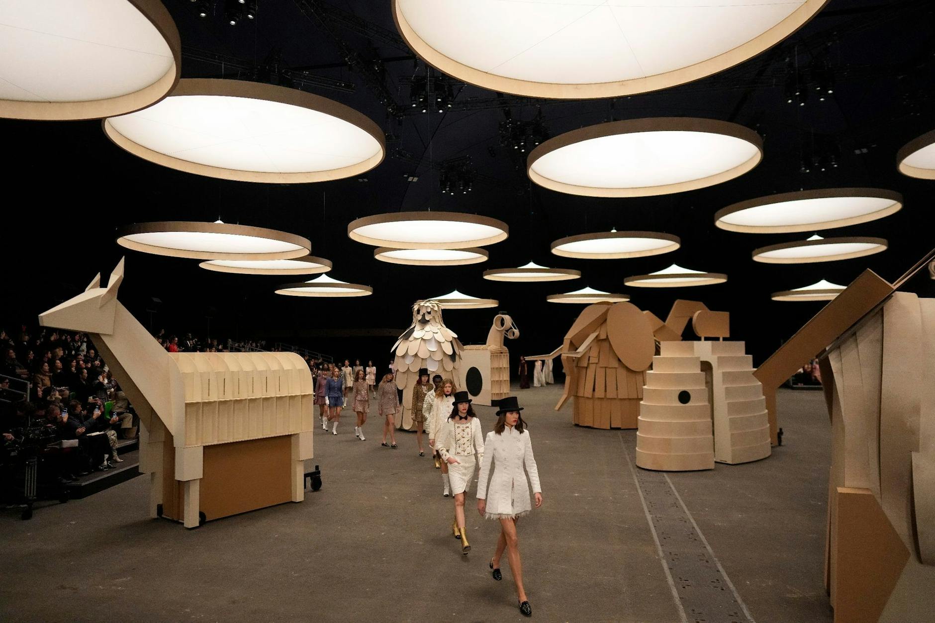 dpatopbilder - Models laufen zwischen fantastischen Tierfiguren aus Holz und Karton über den Laufsteg der Pariser Fashion Week. Bei der Präsentation unter dem Motto «Zirkus» tragen sie Kreationen der Chanel Haute Couture Frühjahr-Sommer-Kollektion 2023.