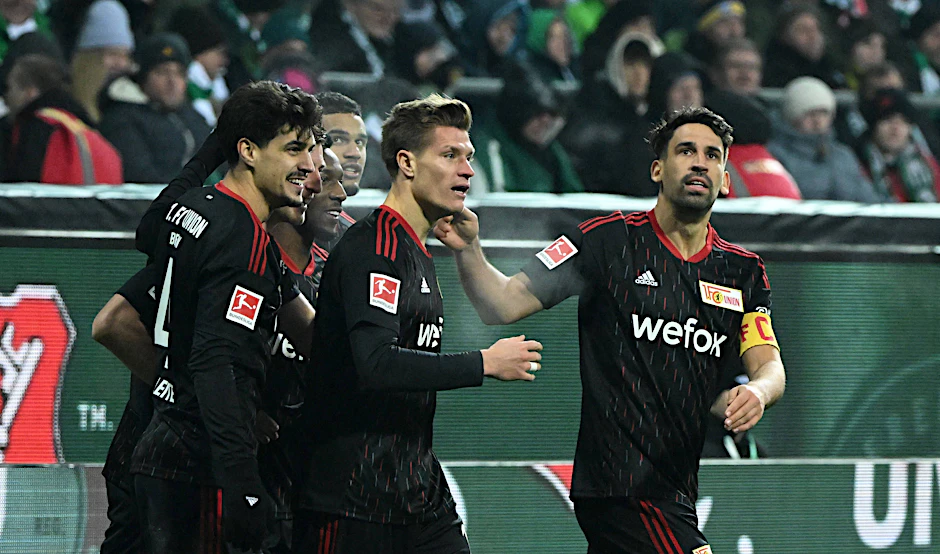 Rani Khedira (r.) war glücklich, dass ausgerechnet Kevin Behrens (2.v.r.) das Spiel bei Werder Bremen entschieden hatte.