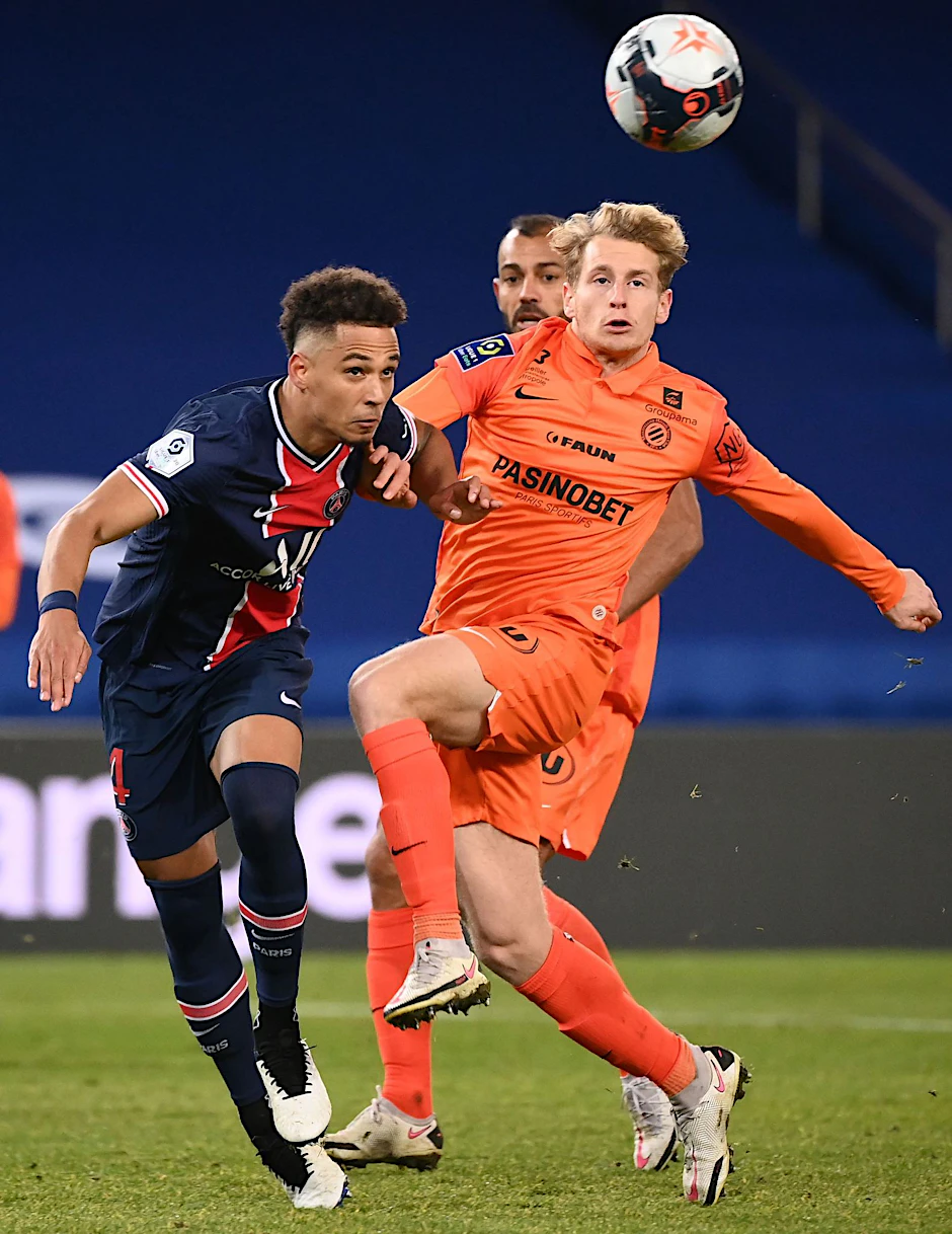 ARCHIV - Steht vor einem Wechsel in die Bundesliga:  Nicolas Cozza (l).  