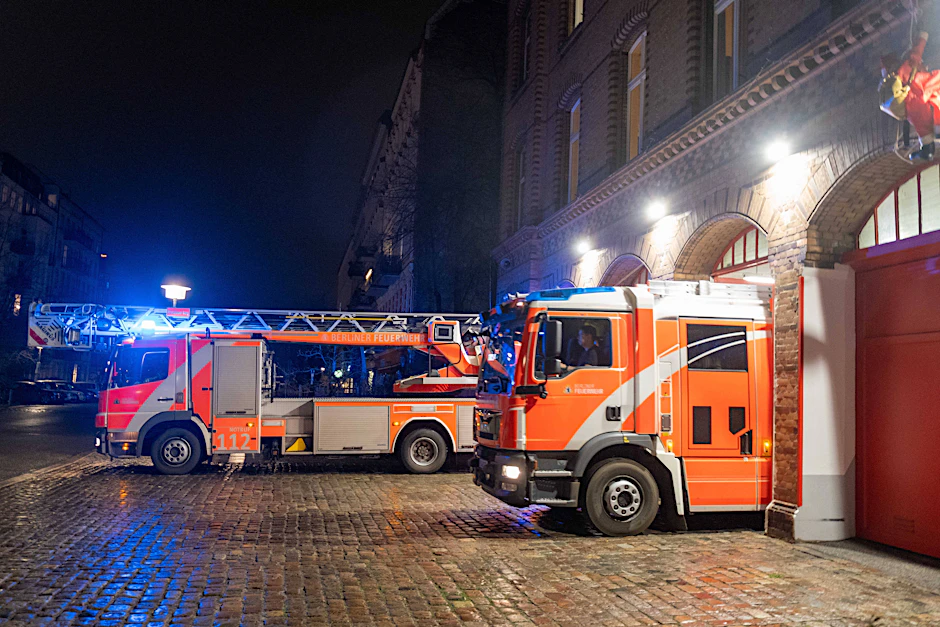 Berliner Feuerwehr rückt mit Löschfahrzeugen zum Einsatz aus.