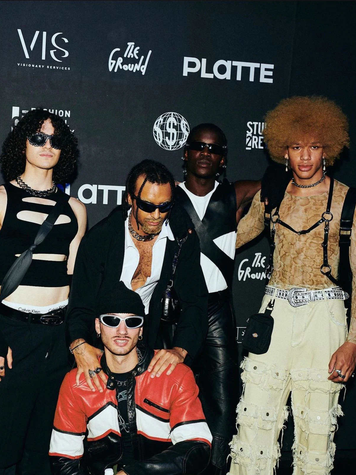 Der Signature-Look der Agentur: Crop Tops, exaltierter Schmuck und – die dürfen auf keinen Fall fehlen – Sonnenbrillen.&nbsp;