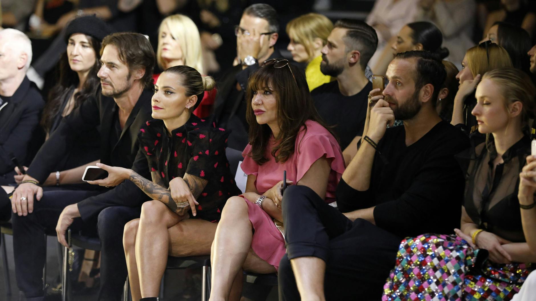 Sophia Thomalla, ihre Mutter Simone und ihr damaliger Lebensgefährte Silvio Heinevetter im Jahr 2018 auf der Berliner Fashion Week.