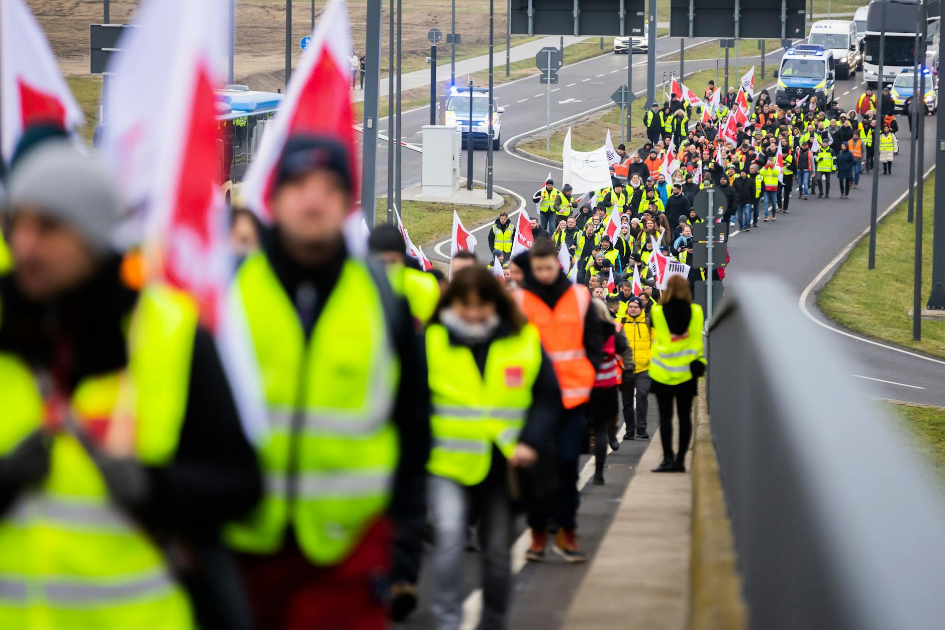 Der Zug einer Demonstration zum Warnstreik am Flughafen Berlin-Brandenburg BER zieht Richtung Terminal 1. 