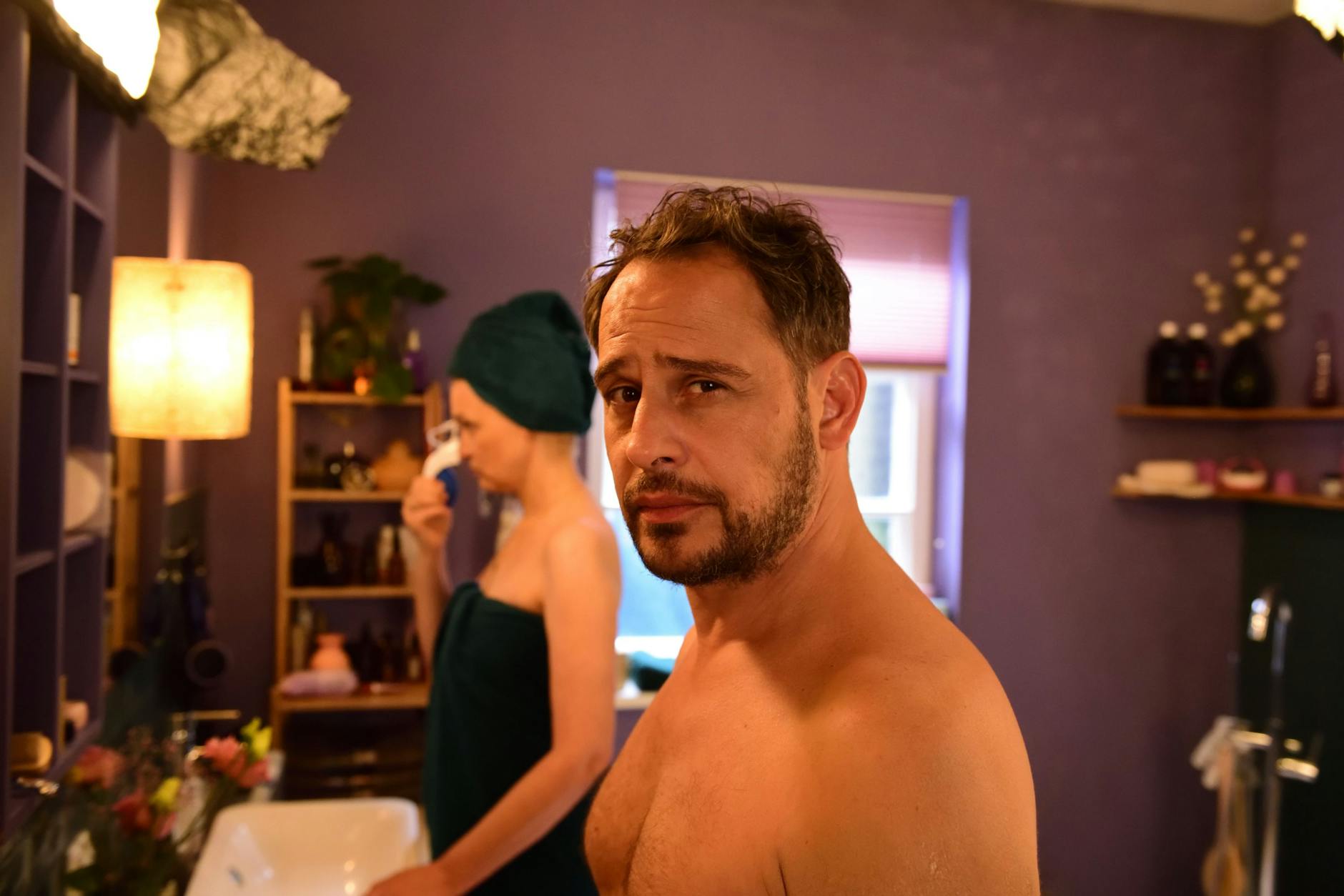 Szene aus „Caveman“ mit Moritz Bleibtreu und Laura Tonke.