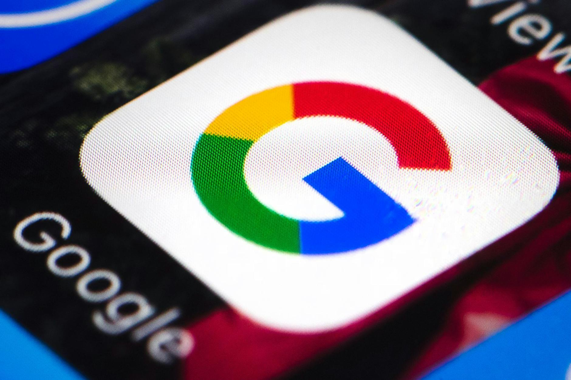 ARCHIV - Das Google-Logo auf einem Smartphone: Google ist in Indien mit dem Versuch gescheitert, Auflagen für sein Smartphone-Betriebssystem Android auf dem Rechtsweg zu verhindern.