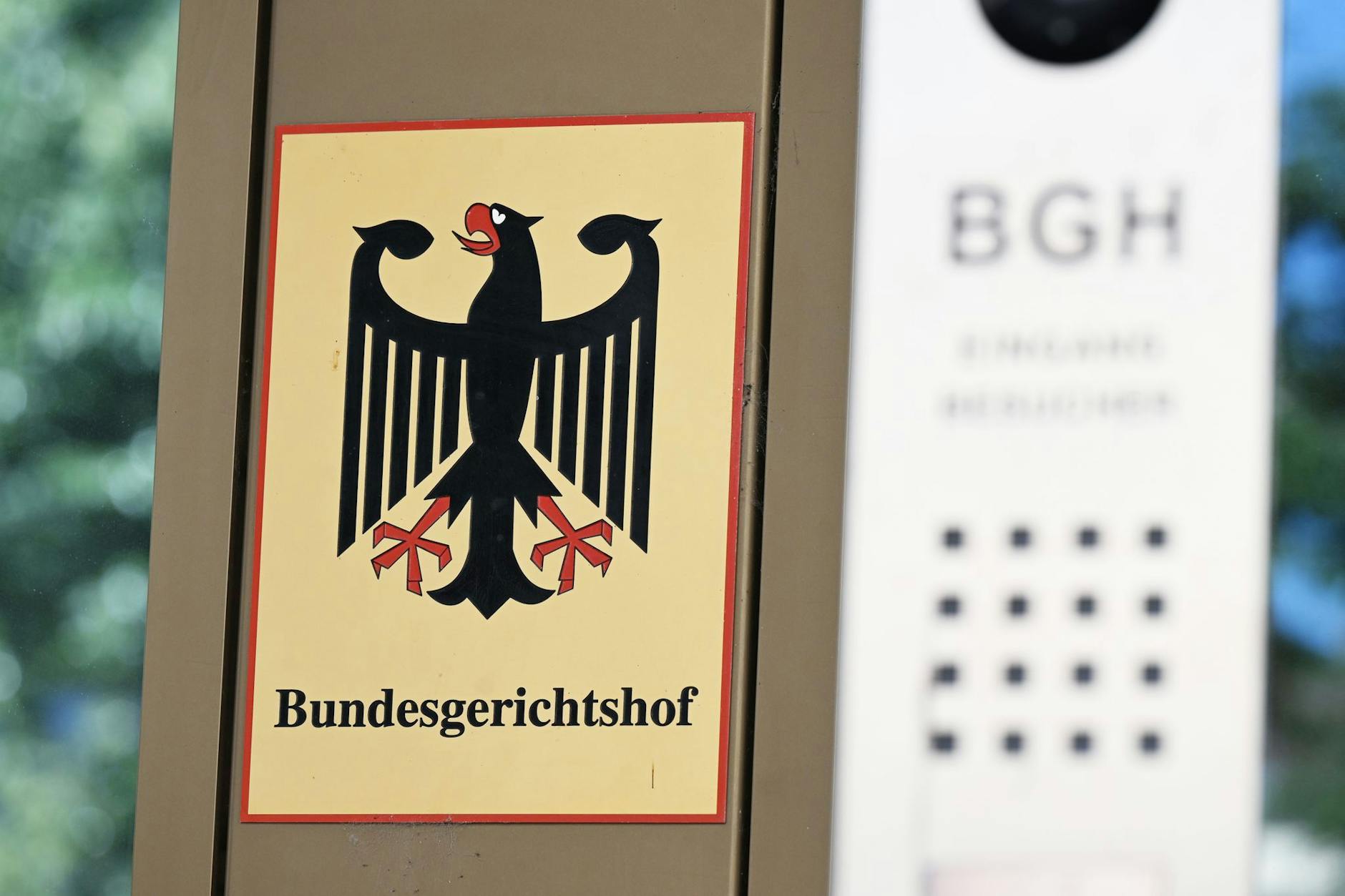 Ein Schild weist auf den Bundesgerichtshof hin. 