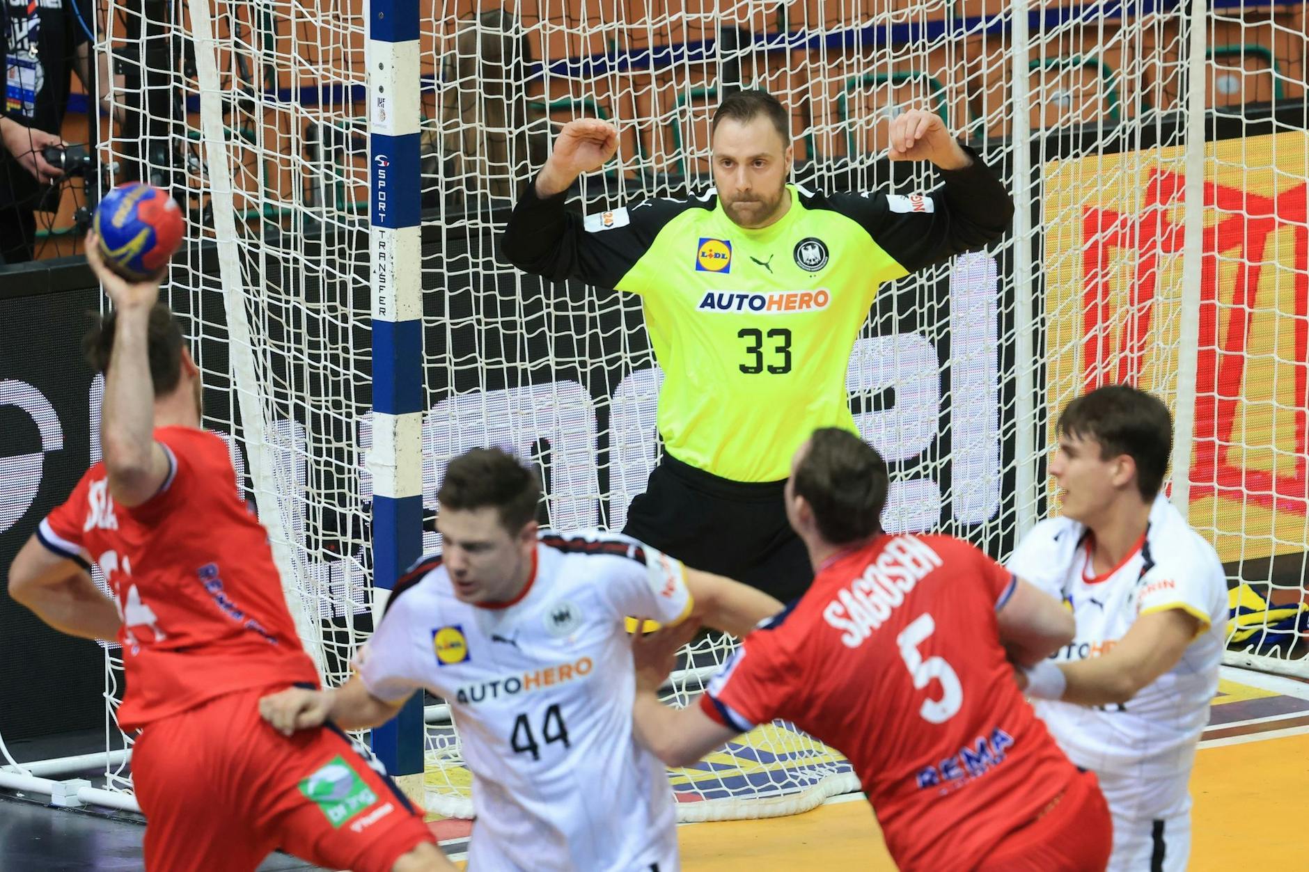 dpatopbilder - Norwegens Christian O'Sullivan (l) gegen Deutschlands Torwart Andreas Wolff. Die deutschen Handballer mussten sich im letzten WM-Hauptrundenspiel gegen Norwegen geschlagen geben.