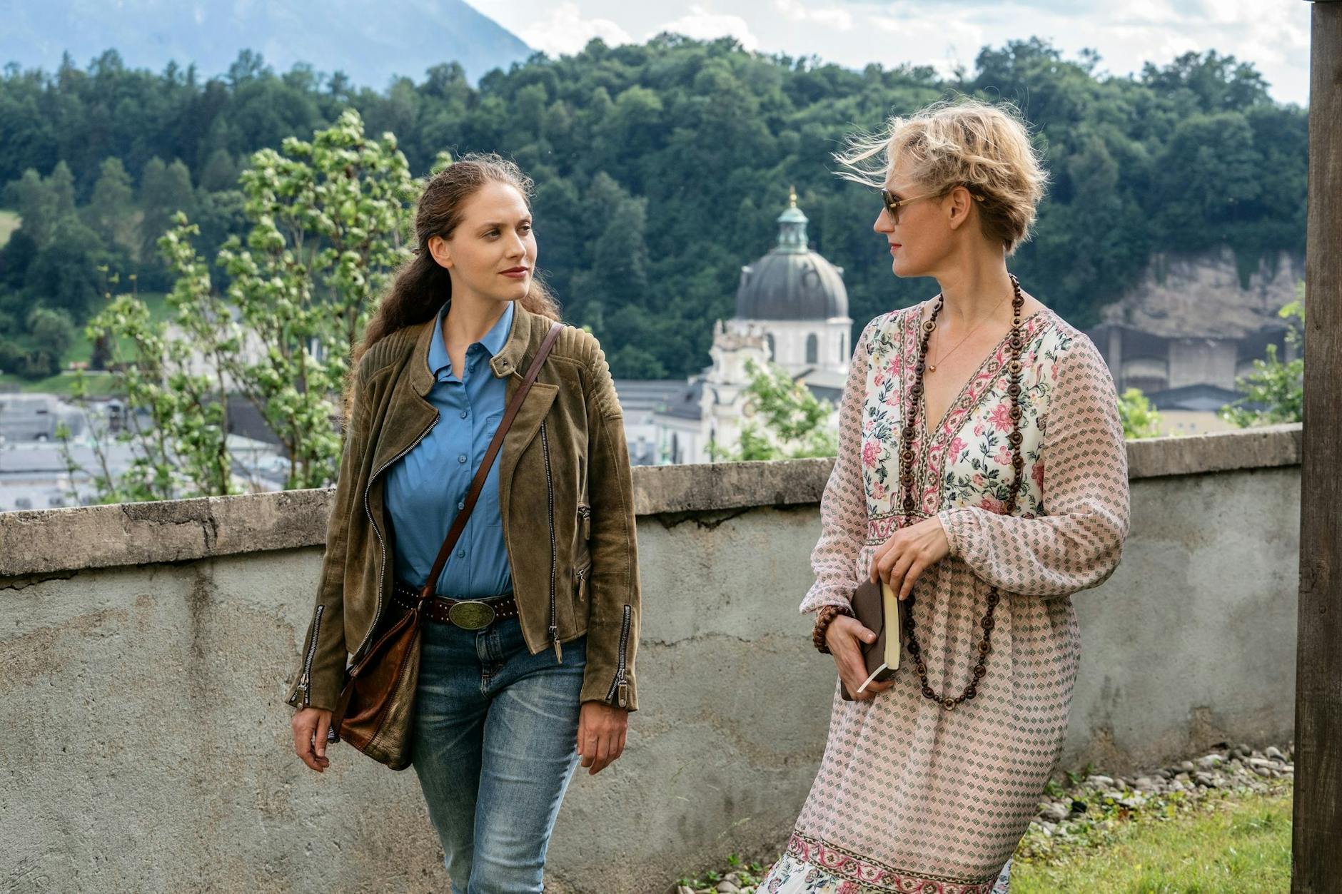 HANDOUT - Irene Russmeyer (Fanny Krausz, l.) und Sabine Waibel (Paula Opitz) bei einem Spaziergang durchs Kapuzinerkloster. ZDF/dpa
