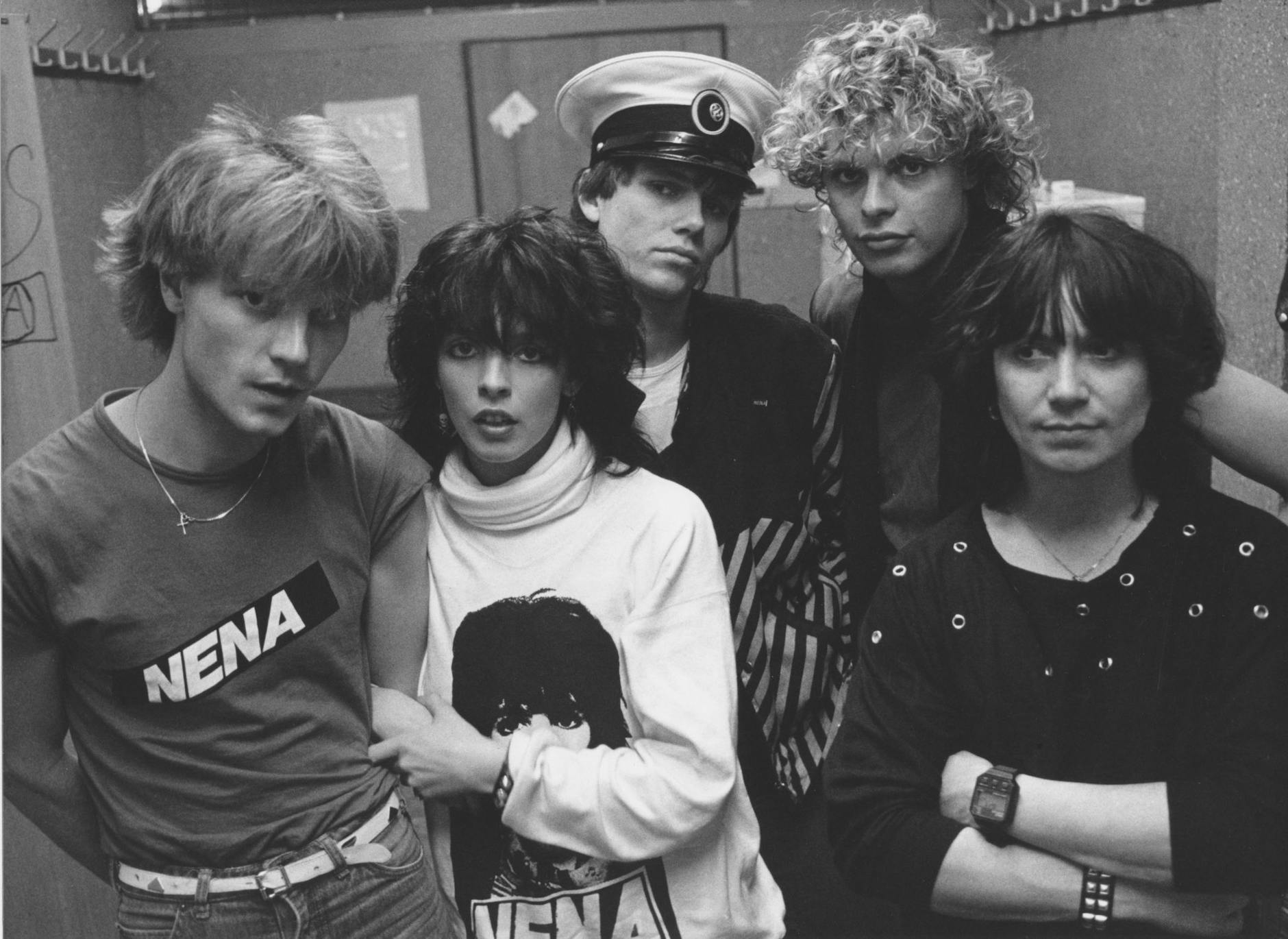 Popsängerin Nena (2.v.l.) 1983 mit Rolf Brendel (Schlagzeug, l), Jürgen Demel (Bass, M), Uwe Fahrenkrog-Petersen (Tasteninstrumente, 2.v.r.)) und Carlo Karges (Gitarre).