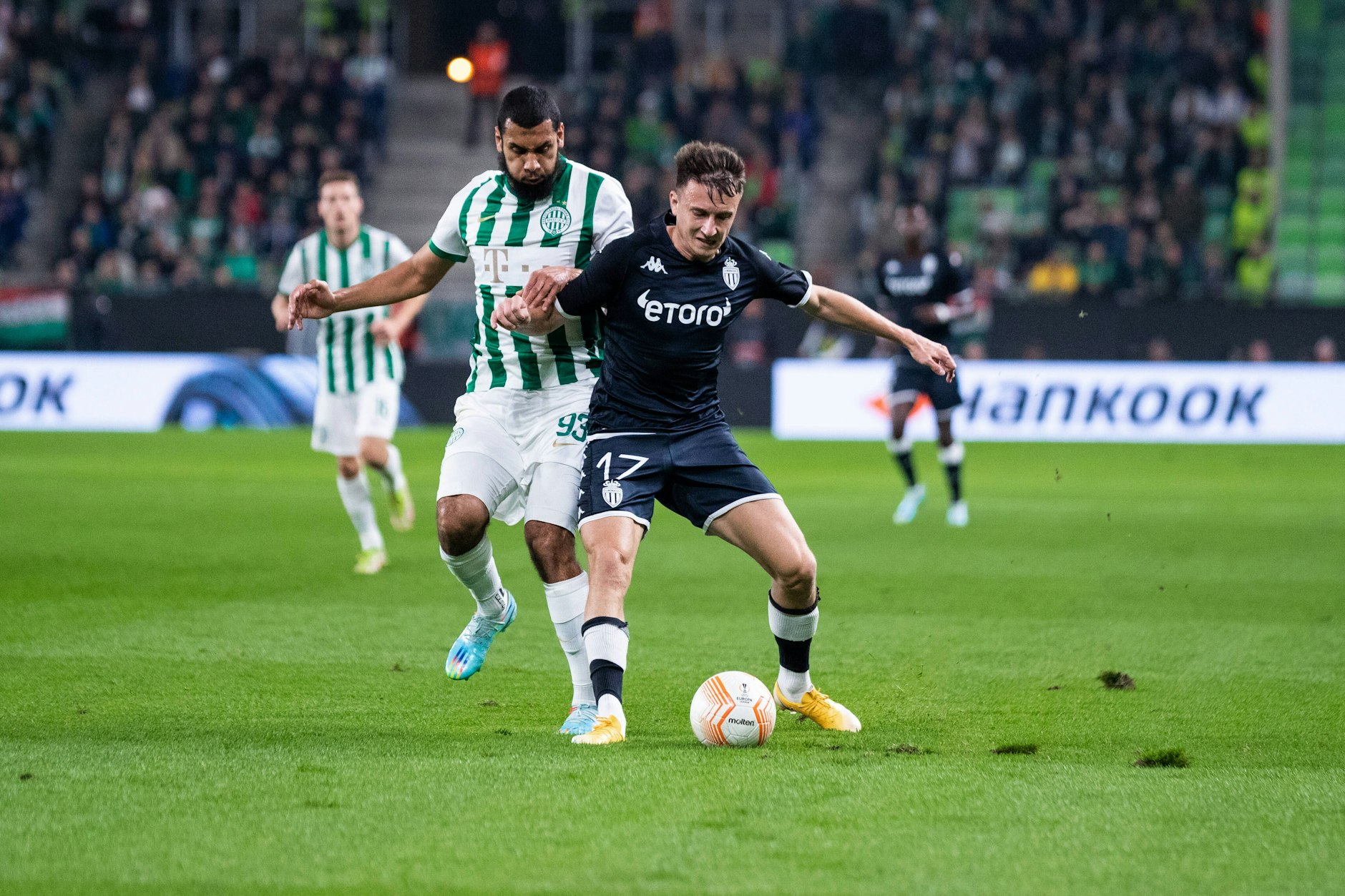 Aissa Laidouni (v.-l.) im Europa-League-Spiel von Ferencvaros Budapest im Zweikampf mit Aleksandr Golovin von der AS Monaco.