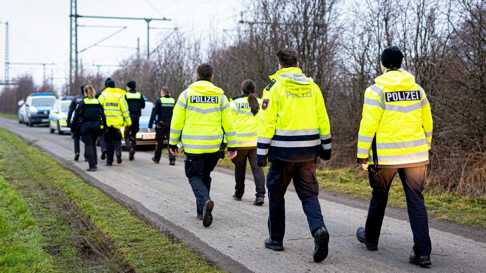 Einsatzkräfte der Polizei durchkämmen auf der Suche nach dem Jugendlichen ein Waldgebiet im niedersächsischen Wunstorf.