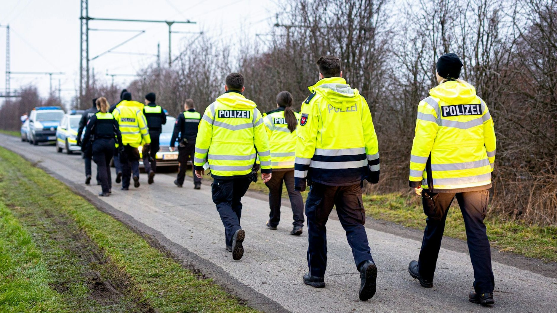 Einsatzkräfte der Polizei durchkämmen auf der Suche nach dem Jugendlichen ein Waldgebiet im niedersächsischen Wunstorf. 