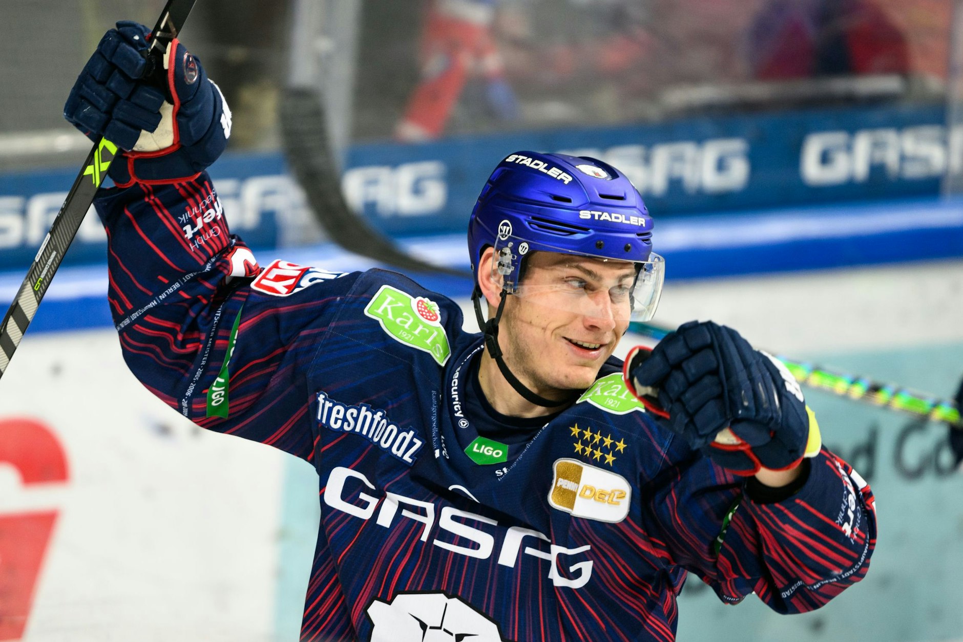 So will man den Eisbären-Torjäger am liebsten immer sehen: Leo Pföderl bejubelt sein 3:0 gegen die Straubing Tigers.