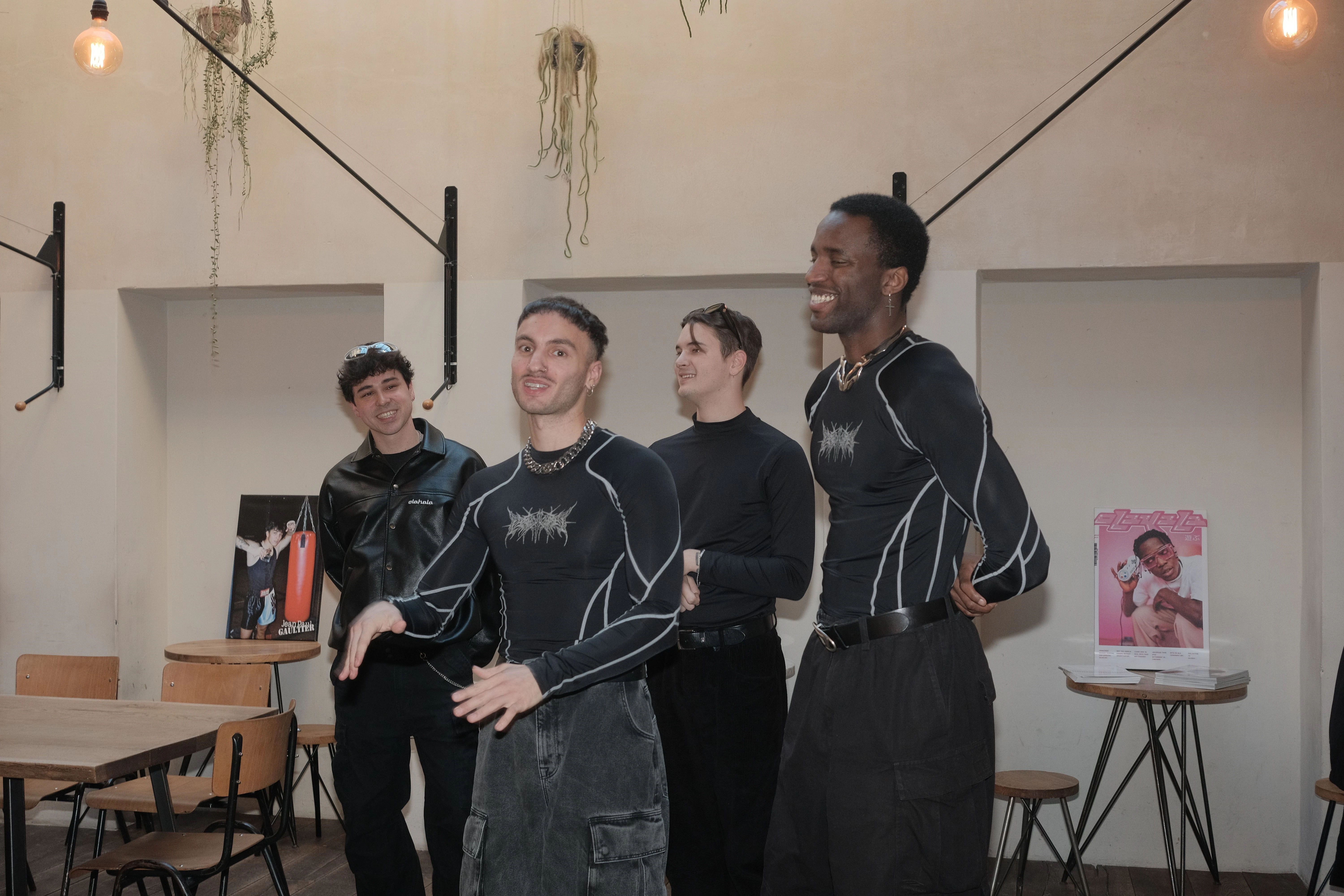 Eine Marke, in der sie sich wiedererkennen: Zum PR-Brunch auf der Fashion Week erschienen die Gründer von Visionary Services in Ola Kala gekleidet.