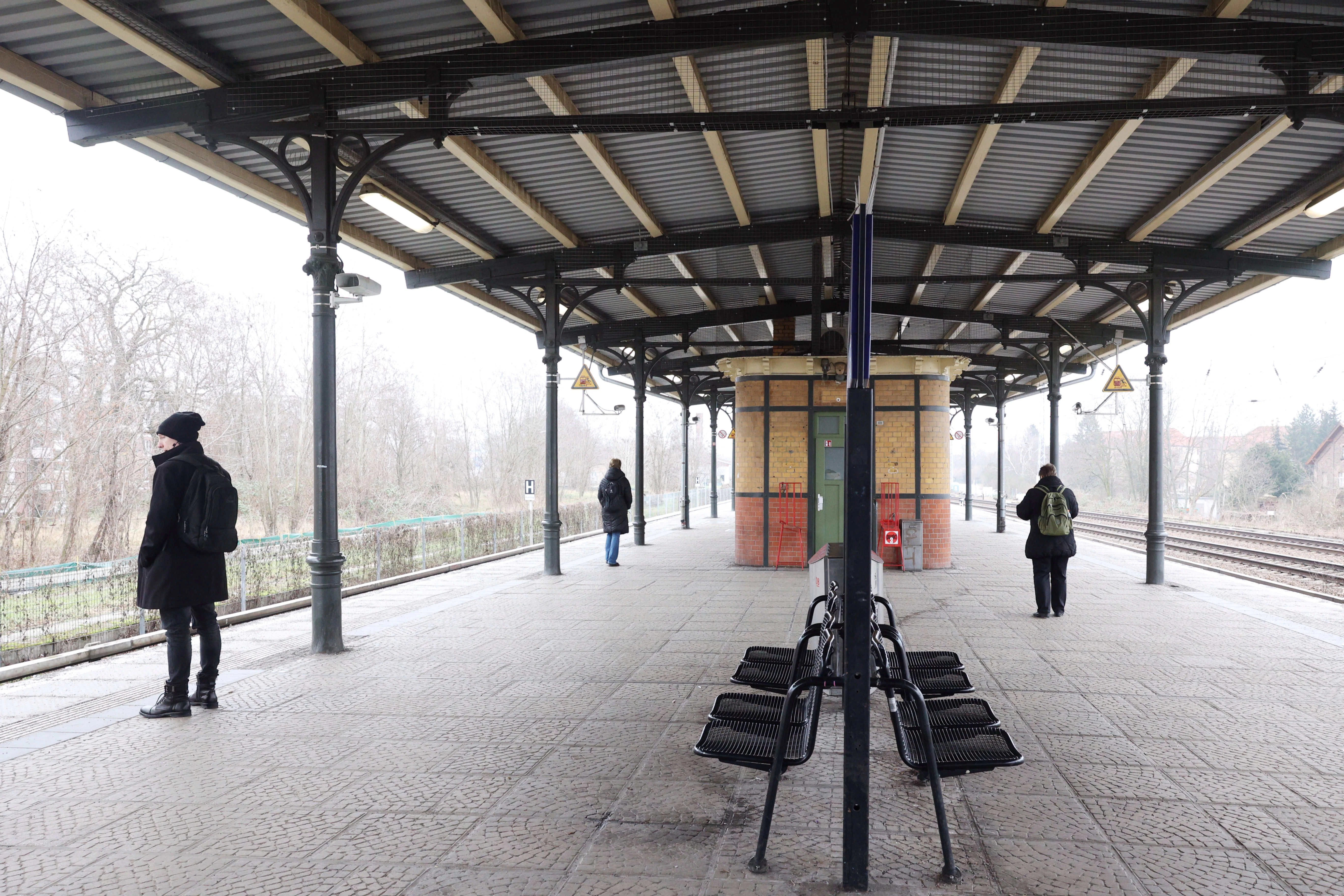 Der S-Bahnsteig in Köpenick heute. Noch kann man von dort in die Stadt schauen – künftig behindern Schallschutzwände die Sicht. Unterm Strich sinkt die Belastung der Umgebung mit Lärm.