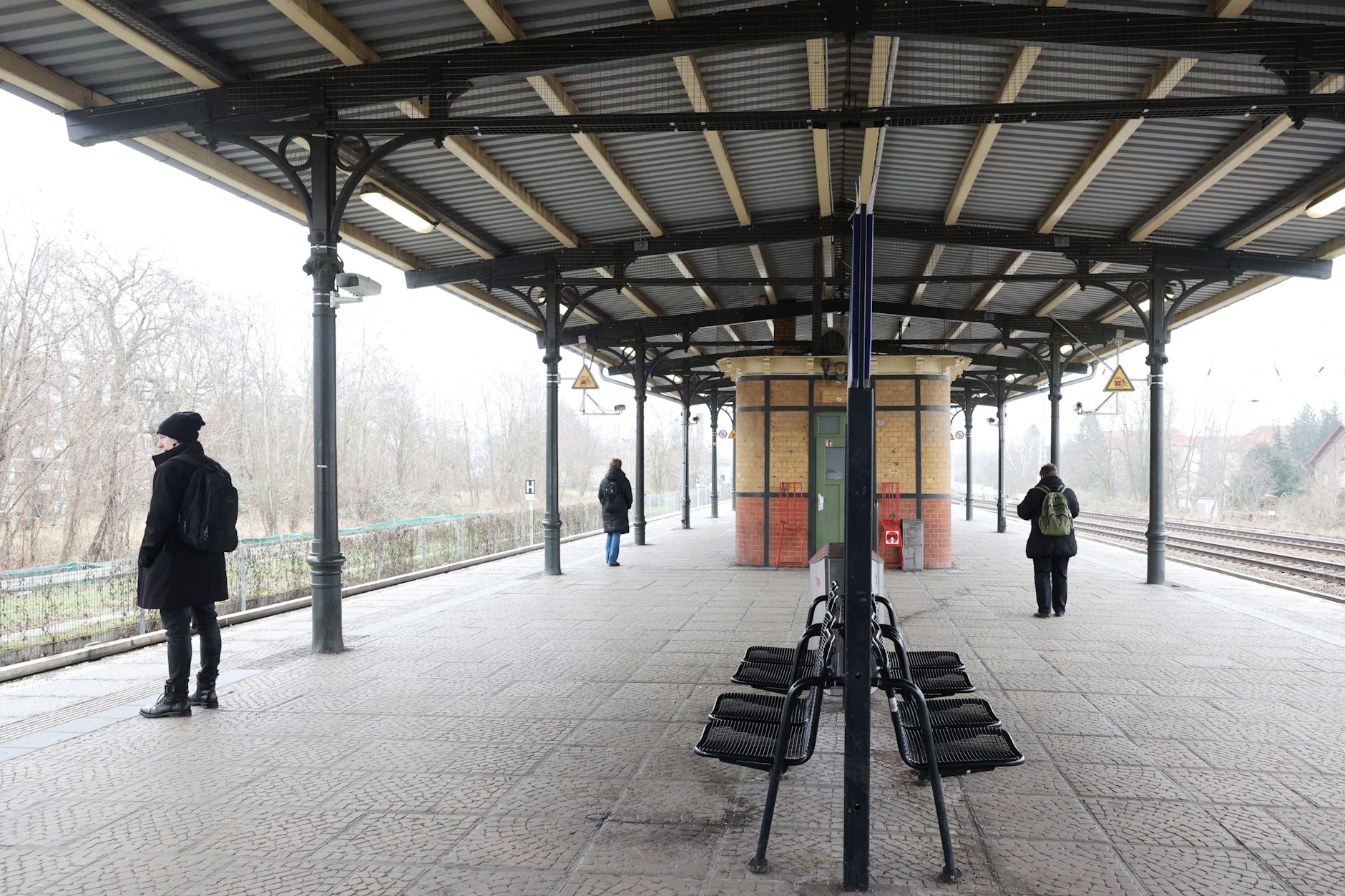 Der S-Bahnsteig in Köpenick heute. Noch kann man von dort in die Stadt schauen – künftig behindern Schallschutzwände die Sicht. Unterm Strich sinkt die Belastung der Umgebung mit Lärm.