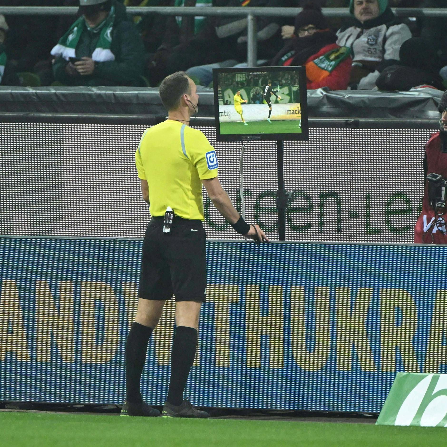 Schiri Dankert schaut sich das Video an und kommt zum fragwürdigen Entschluss ein Union-Tor wegen angeblichen Handspiels abzuerkennen.