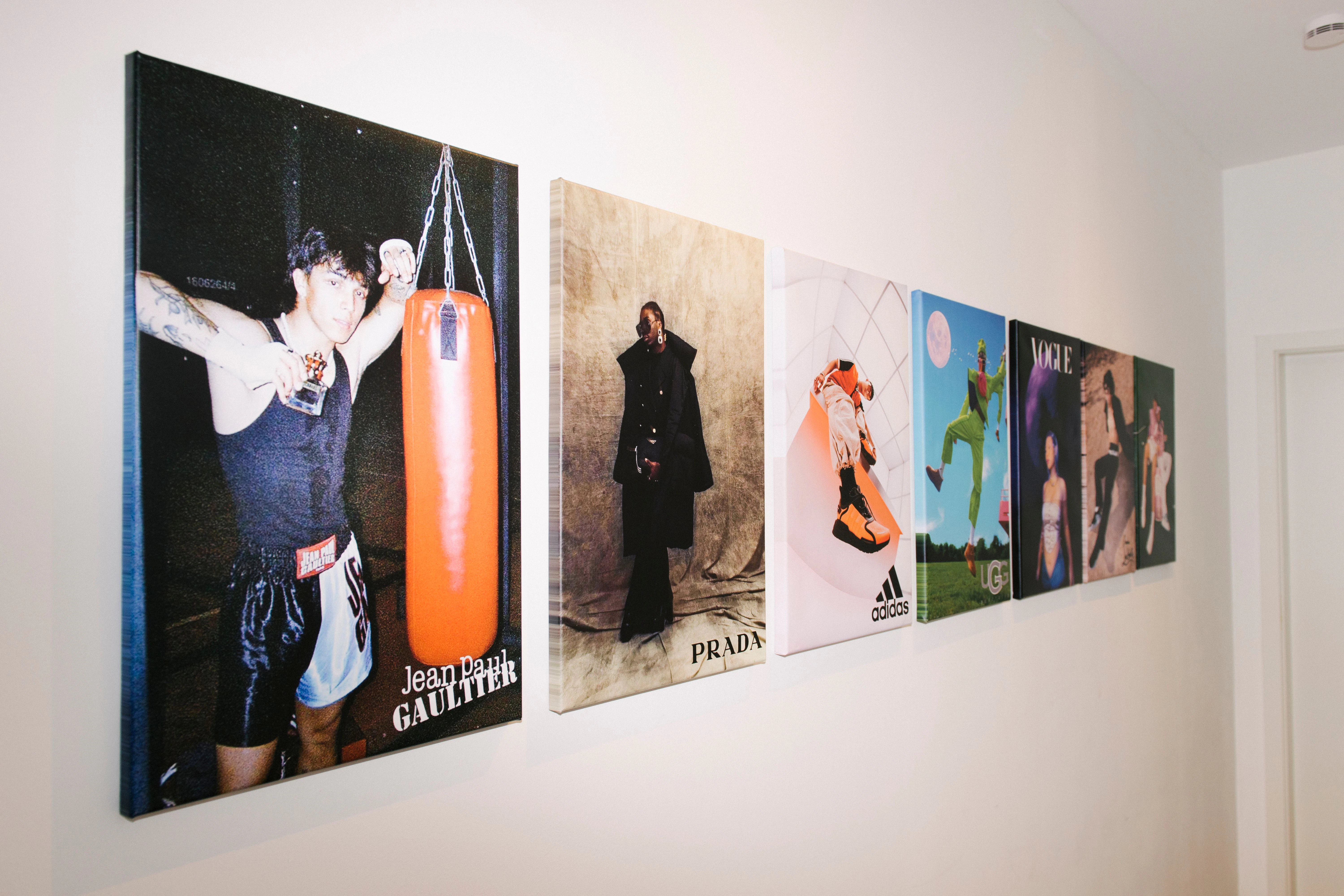 Jean Paul Gaultier, Prada, Adidas: Die Wände des Büros im Prenzlauer Berg zieren Kampagnenfotos einiger Marken, mit denen die Agentur zusammenarbeitet.