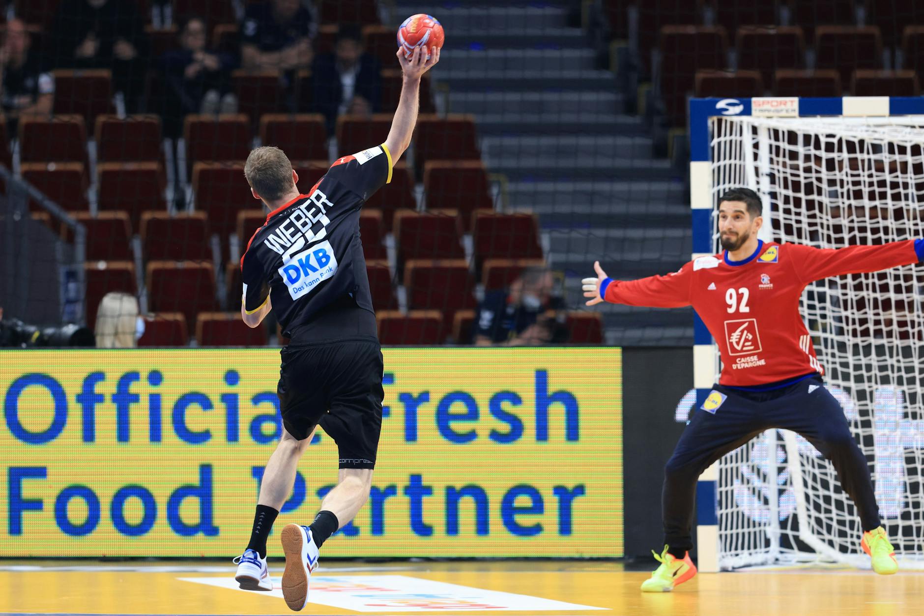 Der Matchwinner bei der Viertelfinal-Niederlage der deutschen Handballer: Frankreichs Torwart Remi Desbonnet (r.)