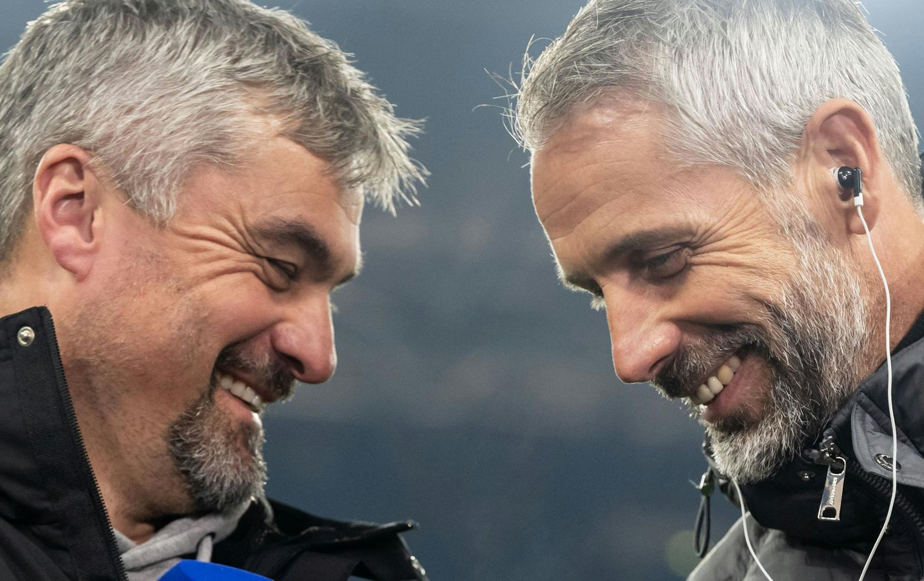 Obwohl ihre Teams gegeneinander antreten, scheinen sich Schalkes Trainer Thomas Reis und Leipzigs Trainer Marco Rose blendend zu verstehen.