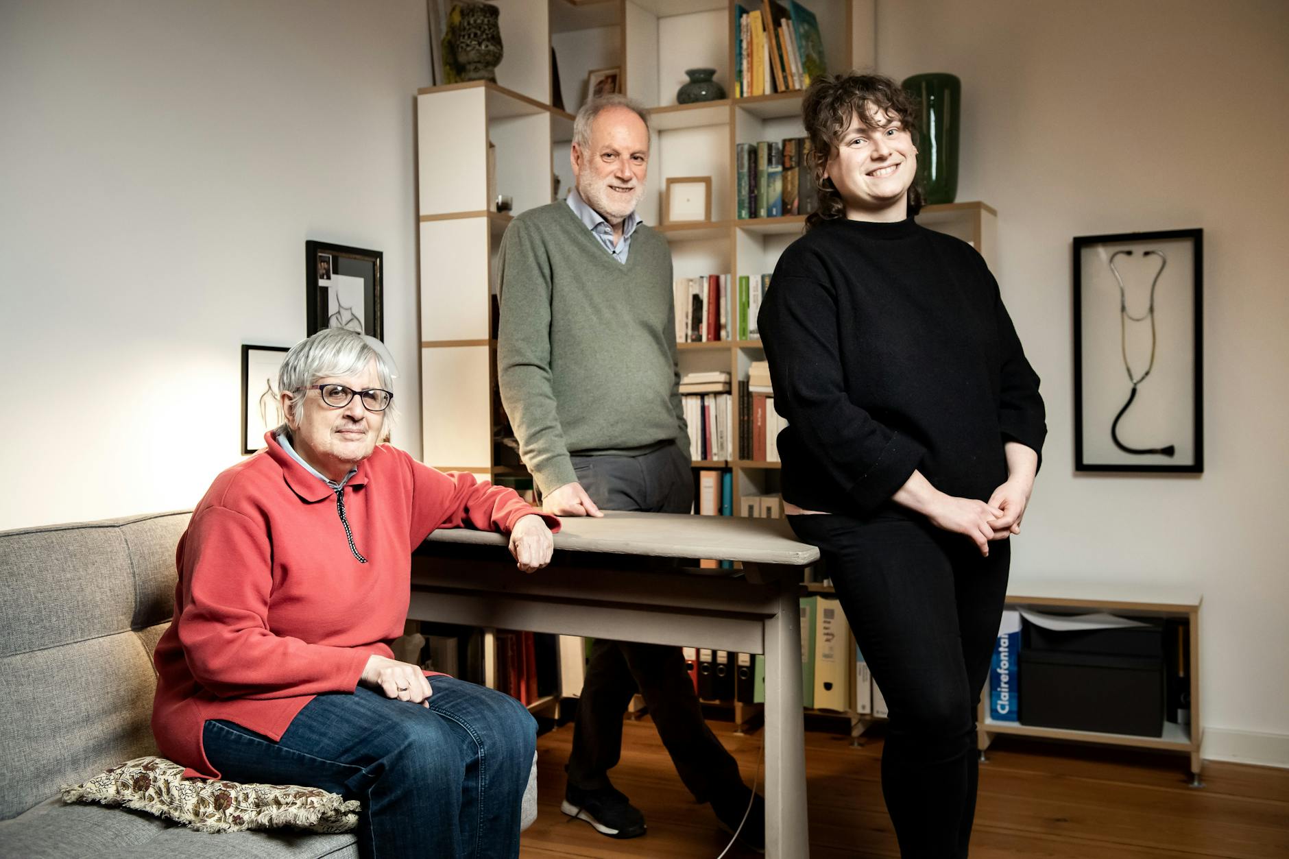 Lisa Lange, geborene Rapoport (l.), Michael und Mirjam Rapoport in Mirjams Wohnung in Berlin-Prenzlauer Berg. An der Wand hängt ein Stethoskop von Inge Rapoport.