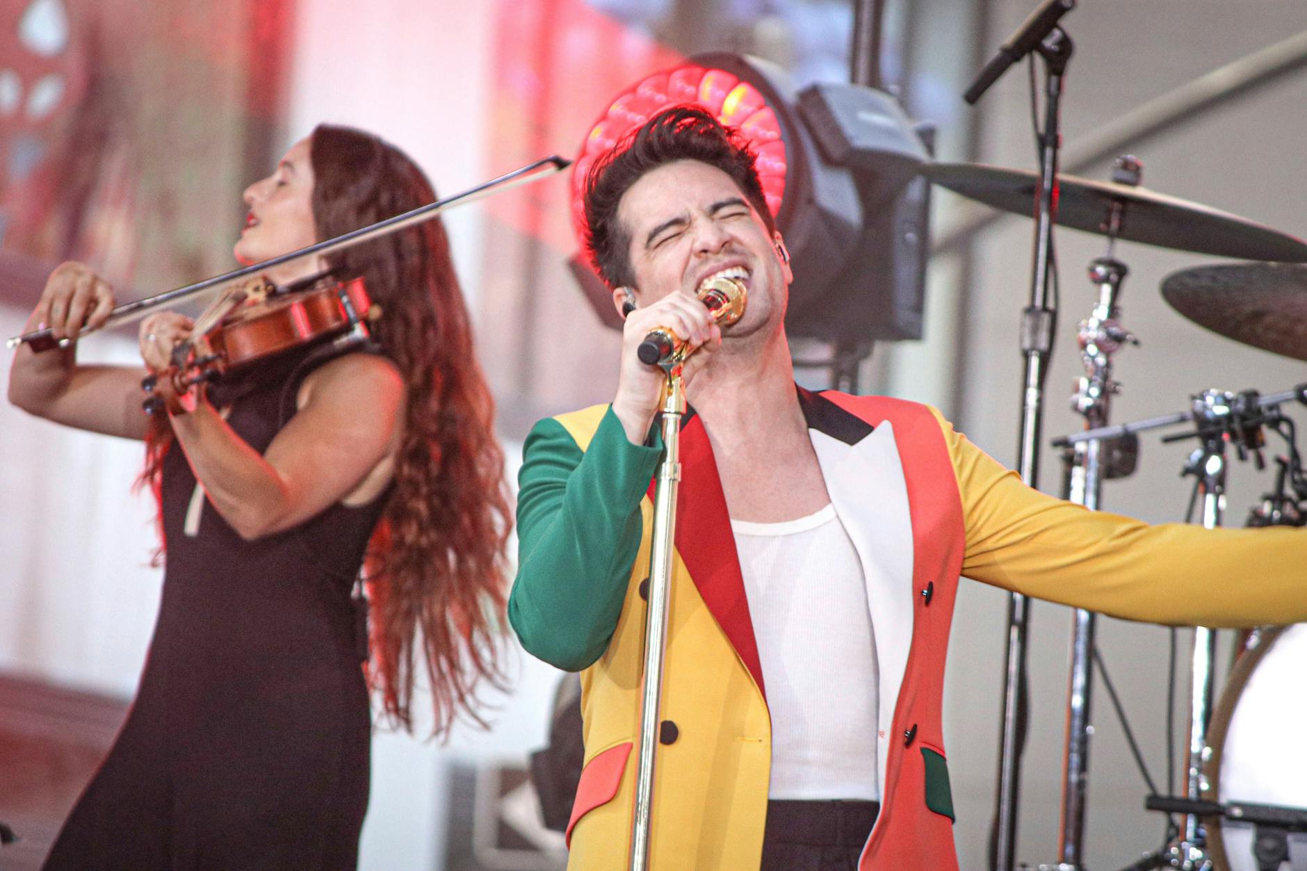 Sänger Brendon Urie auf der Bühne