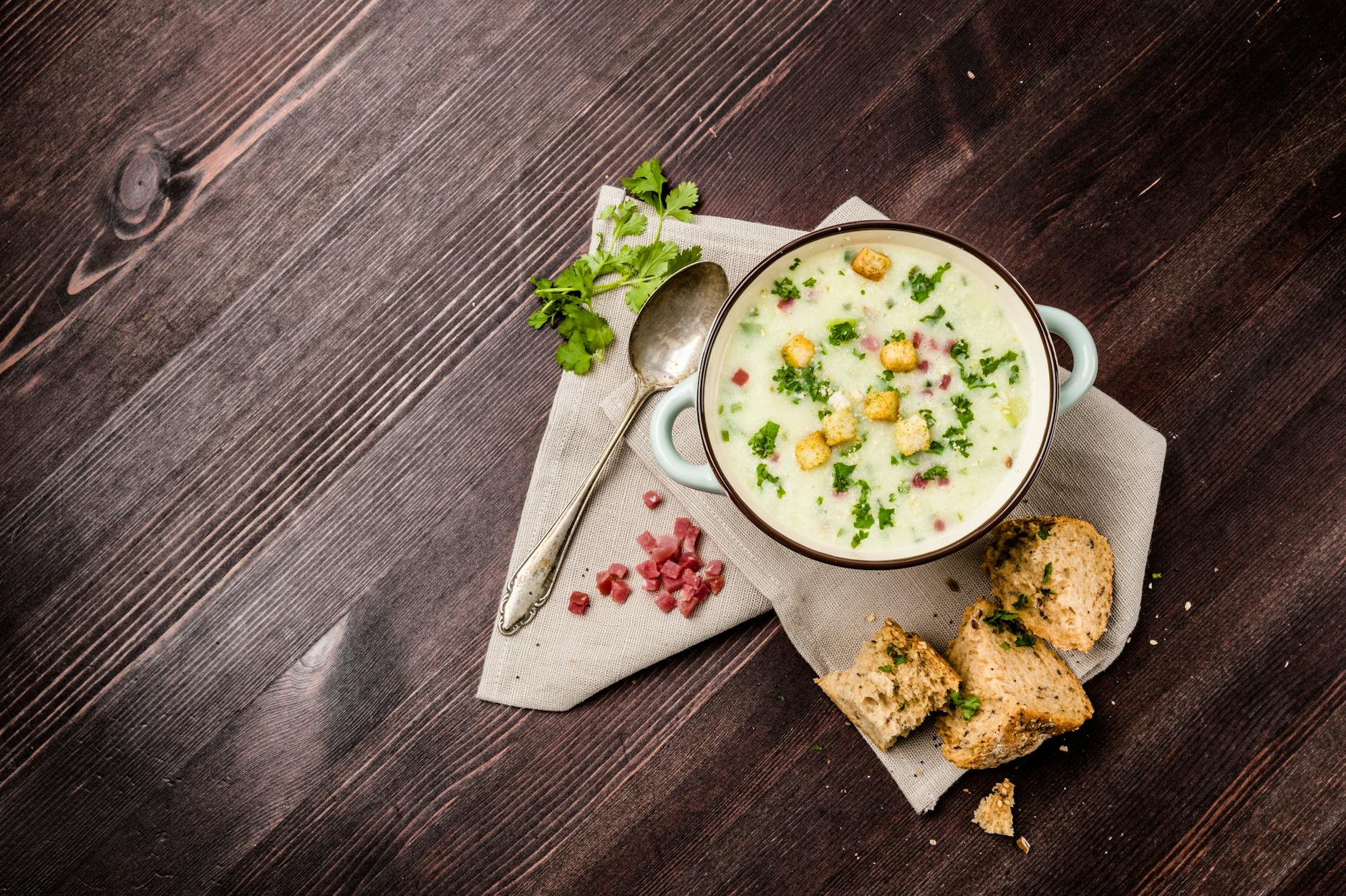Das einfache Rezept für Knoblauchsuppe ist schnell gemacht. Wer mag, serviert dazu etwas Brot.