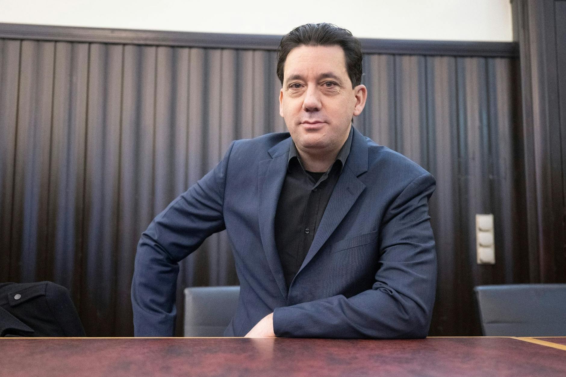 Manuel Gräfe ist wegen der Altersgrenze für Bundesligaschiedsrichter gegen den DFB vor Gericht gezogen.