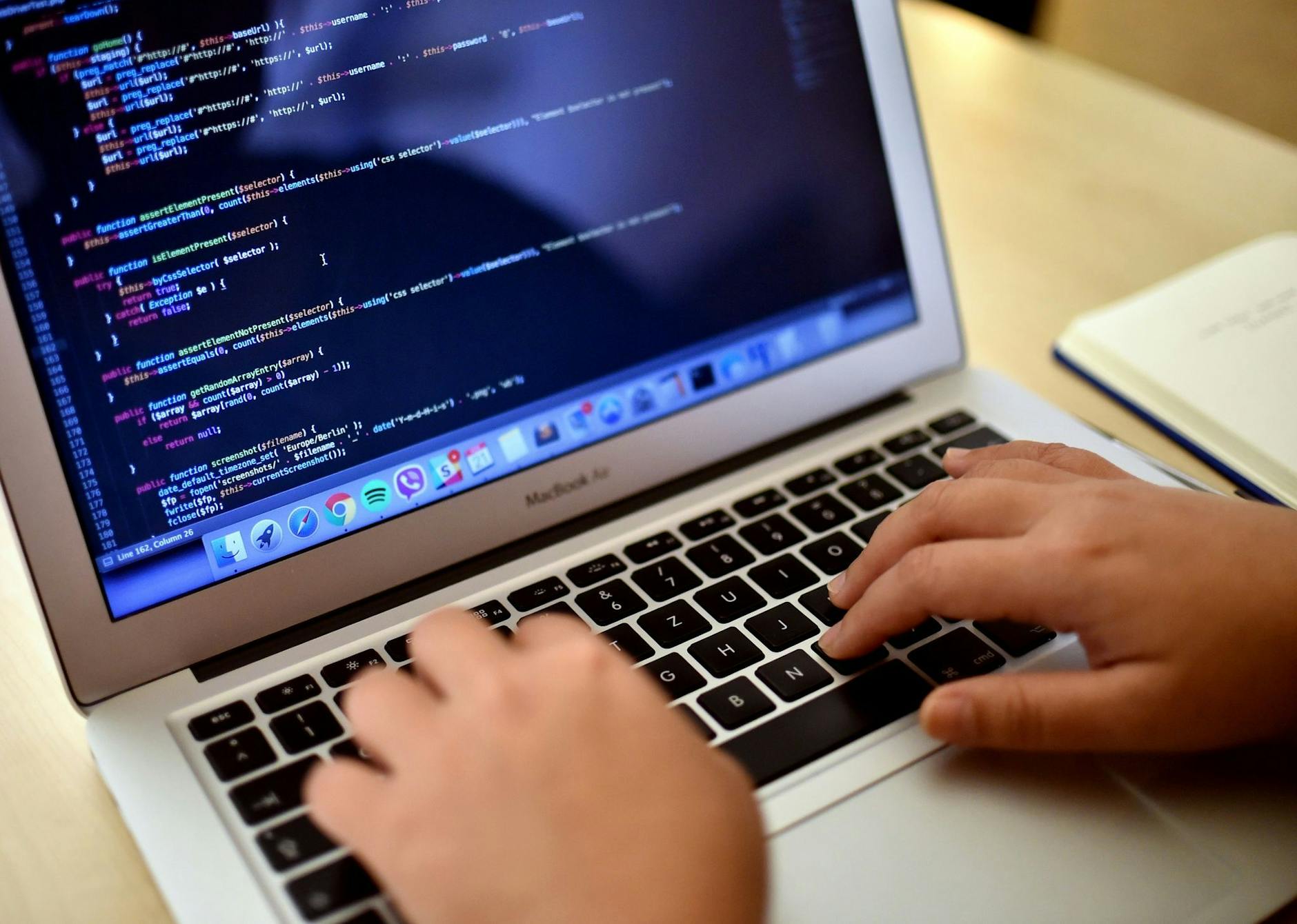ARCHIV - Eine Teilnehmerin arbeitet in Berlin bei einem Programmierkurs an einem Laptop. dpa
