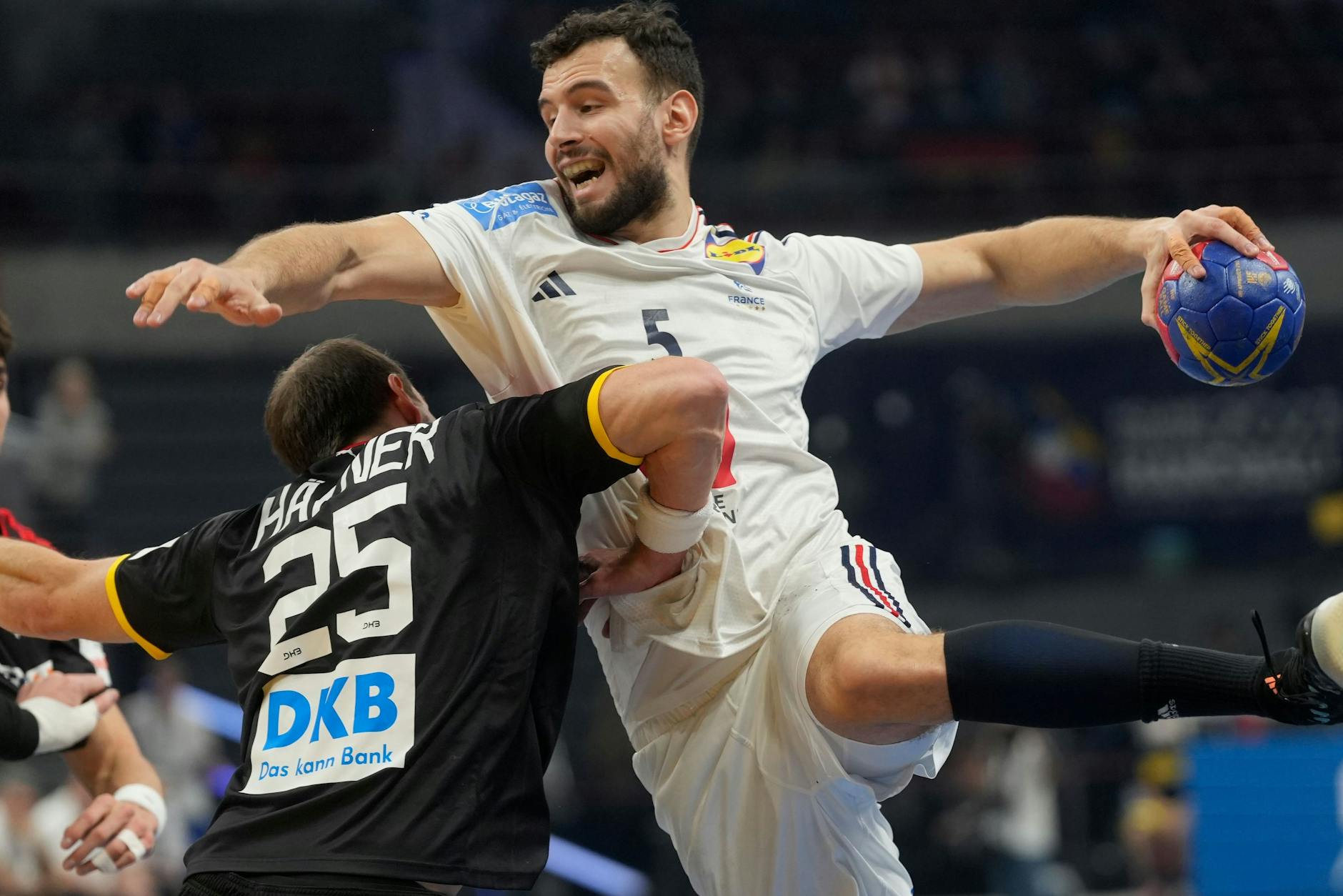 Kai Häfner (l.) stemmt sich tapfer, aber am Ende erfolglos gegen Frankreich-Kanonier Nedim Remili.