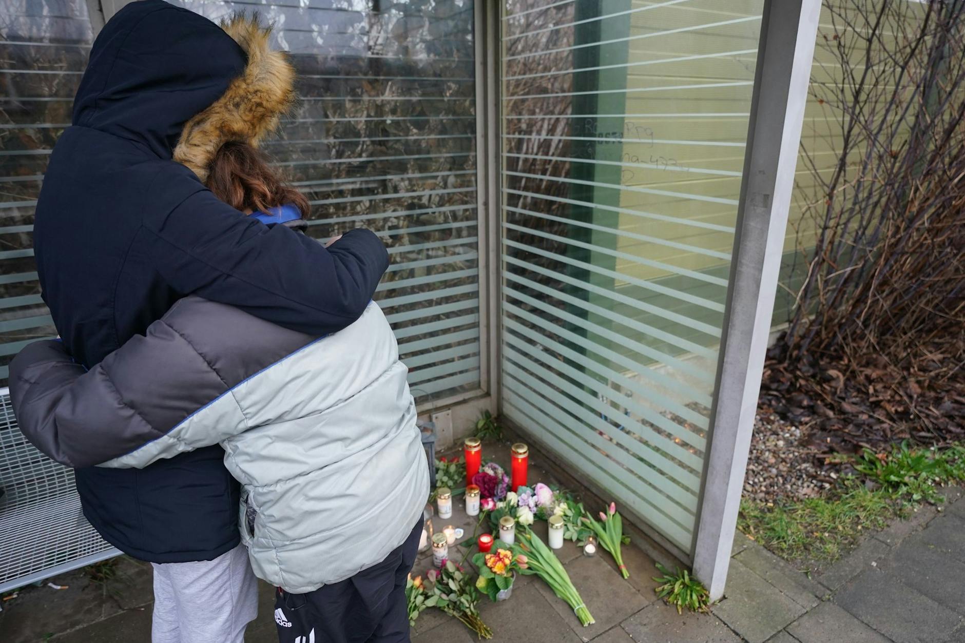 Passanten trauern um die Opfer auf dem Bahnsteig im Bahnhof von Brokstedt.
