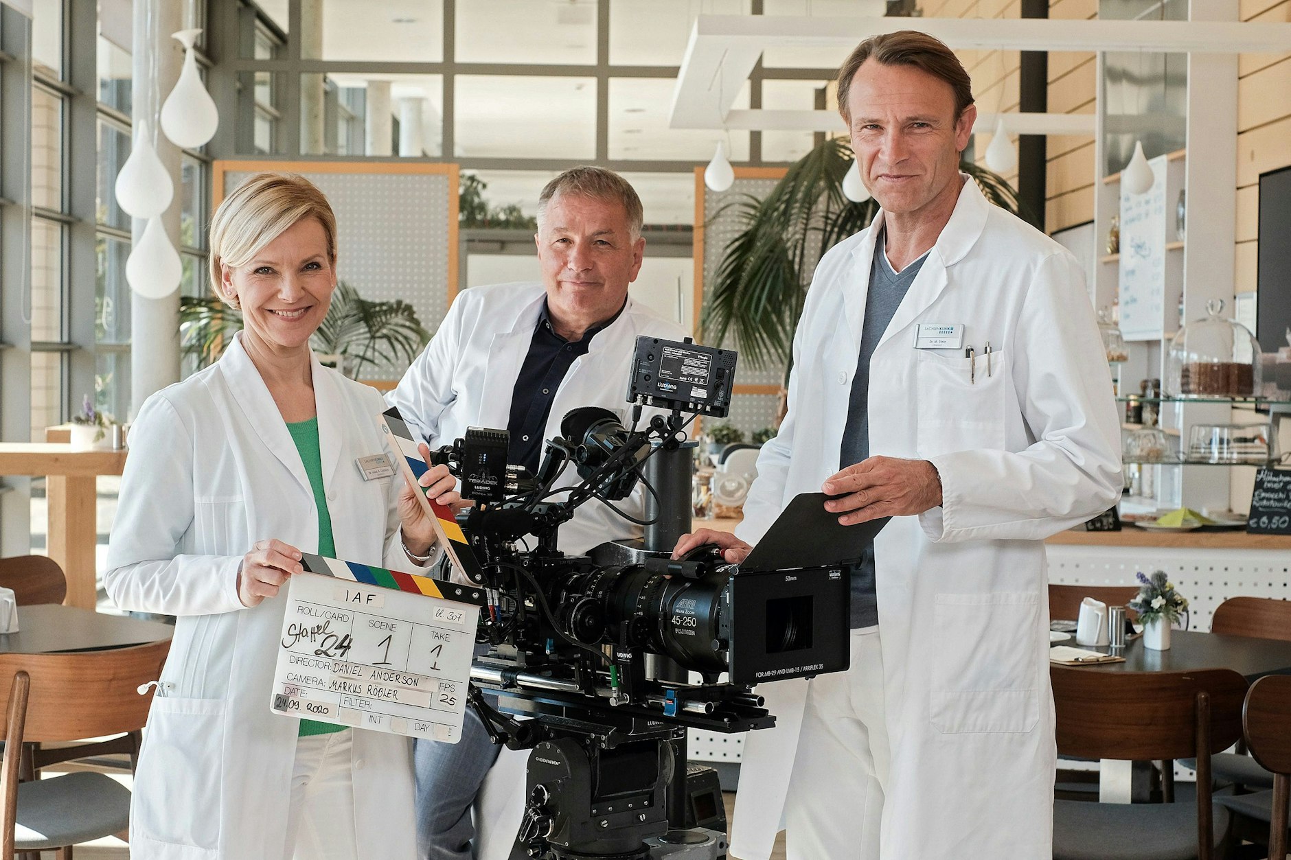 Das Schauspielerteam der Sachsenklink: Thomas Rühmann (Mitte) mit Andrea Kathrin Loewig und Bernhard Bettermann. Am Montag entscheidet der MDR, ob es weitere Folgen geben wird.