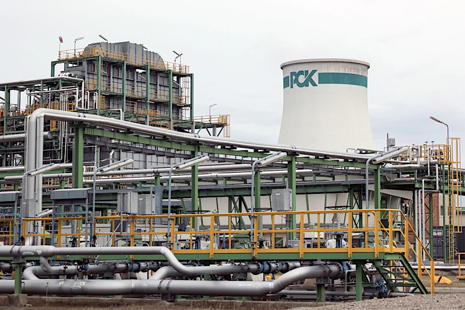 ARCHIV - Ein Turm mit einem «PCK»-Logo ist auf dem Gelände der Raffinerie PCK zu sehen.  