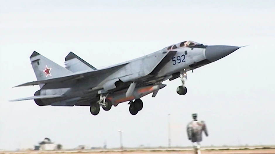 Ein MiG-31 Kampfflugzeug, das mit der Kinschal-Hyperschall-Rakete bestückt ist.