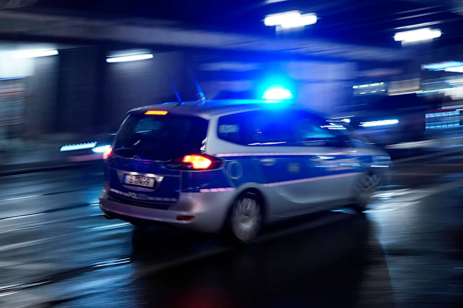 Die Berliner Polizei im Einsatz. Zwei Beamtinnen fanden am Dienstag zufällig eine größere Menge Drogen.
