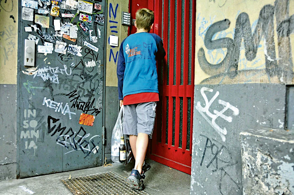 Ein neunjähriger Junge verdient sein Taschengeld durch Sammeln von Pfandflaschen. In Berlin sind besonders viele Kinder armutsgefährdet.