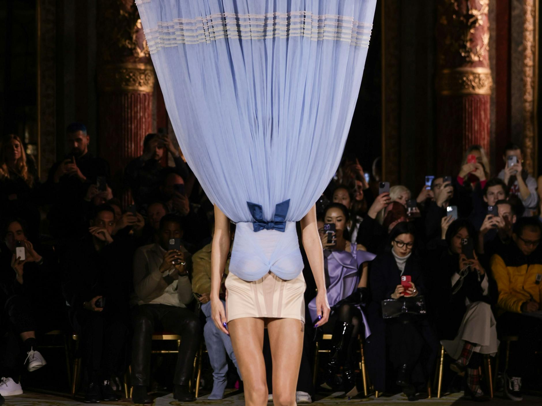 Originell oder lächerlich? Dieser Entwurf von Viktor & Rolf war gestern in Paris zu sehen.