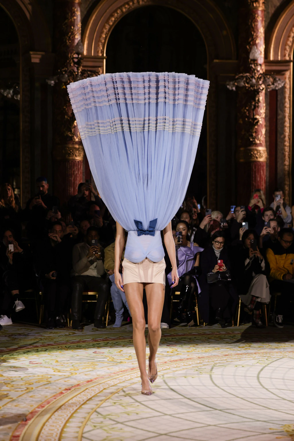 Gestern in Paris: Ein Kleid steht Kopf