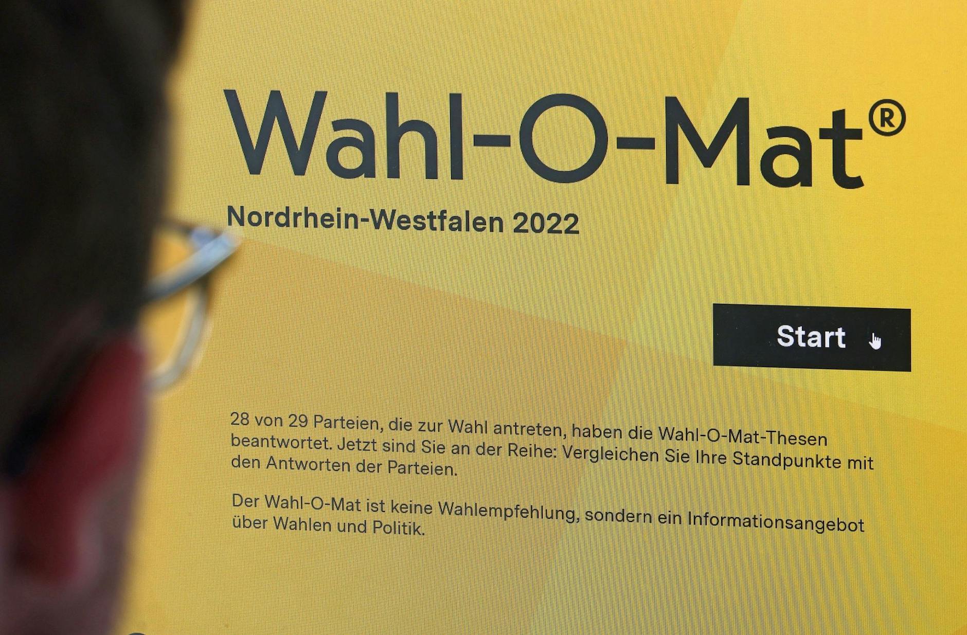 ARCHIV - Ein Mann blickt auf die Startseite des Wahl-O-Mat.