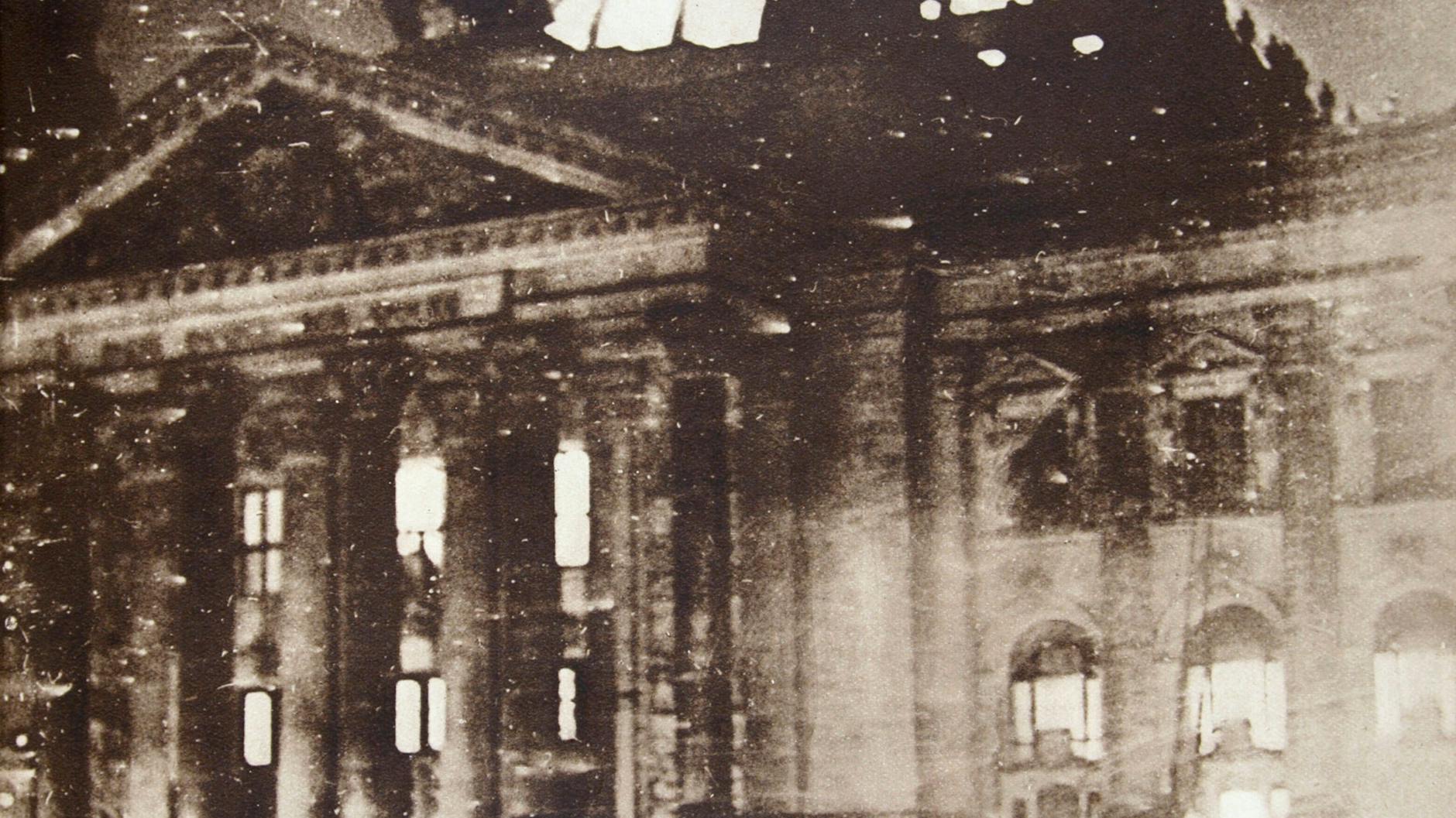 27. Februar 1933: Der Reichstag brennt. Die Nazis beschuldigen die Kommunisten. 