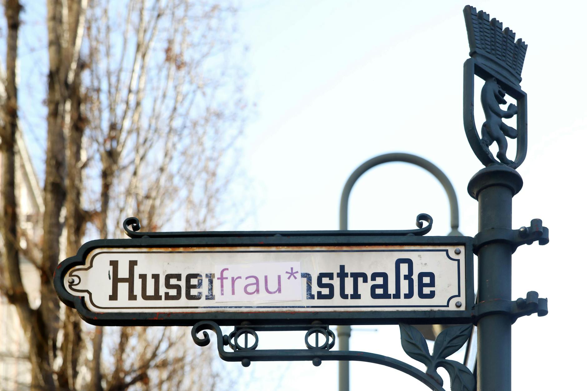 Das kann nur Ironie sein: Ein Straßenschild der Berliner Husemannstraße.