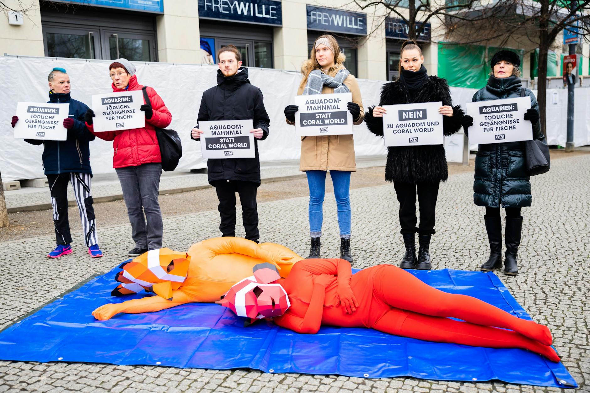 Die beiden Aktivisten-Fische lagen regungslos vor dem Hotel.