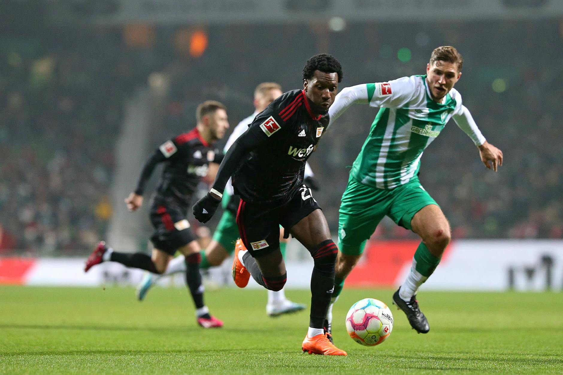 Sheraldo Becker (l.) nutzte in Bremen immer wieder seine Tempovorteile.