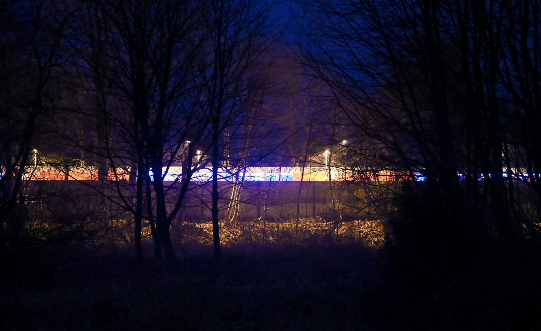 Der Regionalzug steht an einem Bahnsteig im Bahnhof Brokstedt.