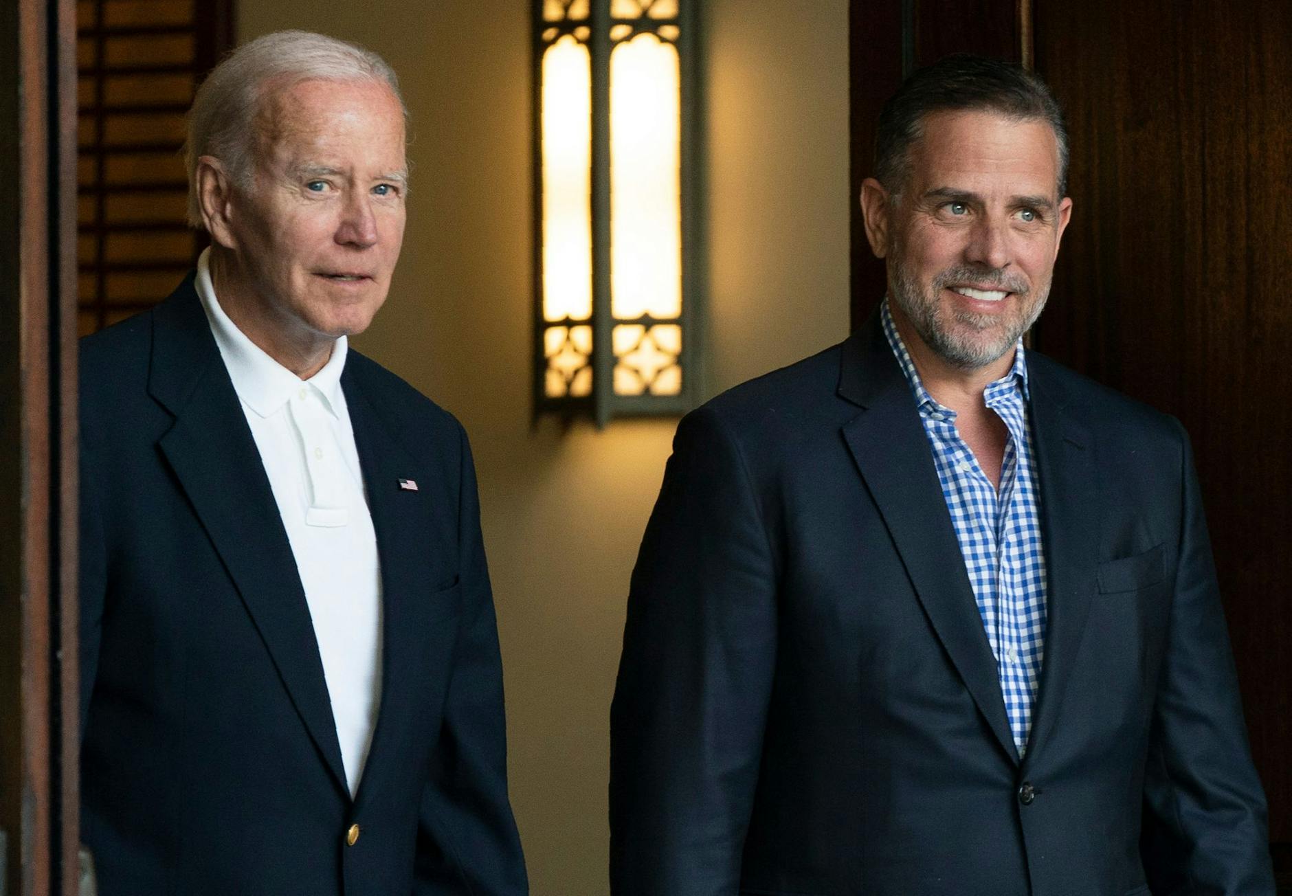 ARCHIV - US-Präsident Joe Biden und sein Sohn Hunter Biden.