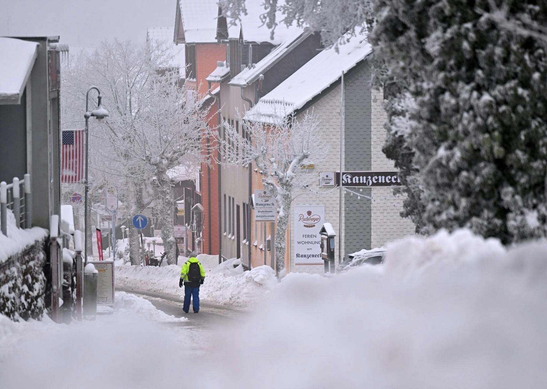 PRODUKTION - Noch ist es ruhig im verschneiten Ortszentrum von Oberhof. Die 51. FIL Rennrodel Weltmeisterschaft findet vom 27. bis 29. Januar statt, die 53. IBU Biathlon Weltmeisterschaft vom 8. bis zum 19. Februar.