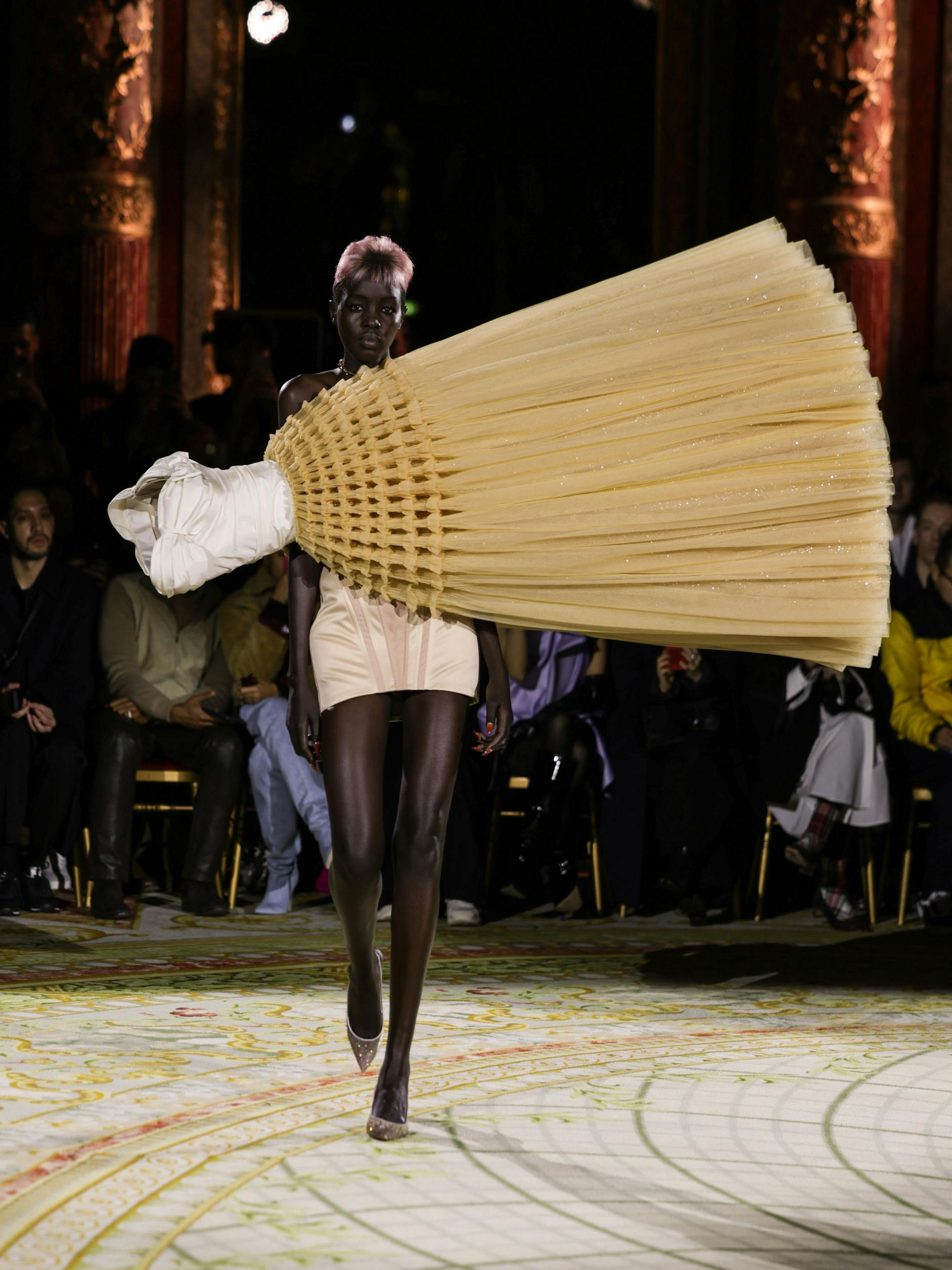 Die scheinbar an den Models schwebenden Kleider wurden in Zusammenarbeit mit dem Schaufensterpuppen-Hersteller Hans Boodt Mannequins angefertigt. 