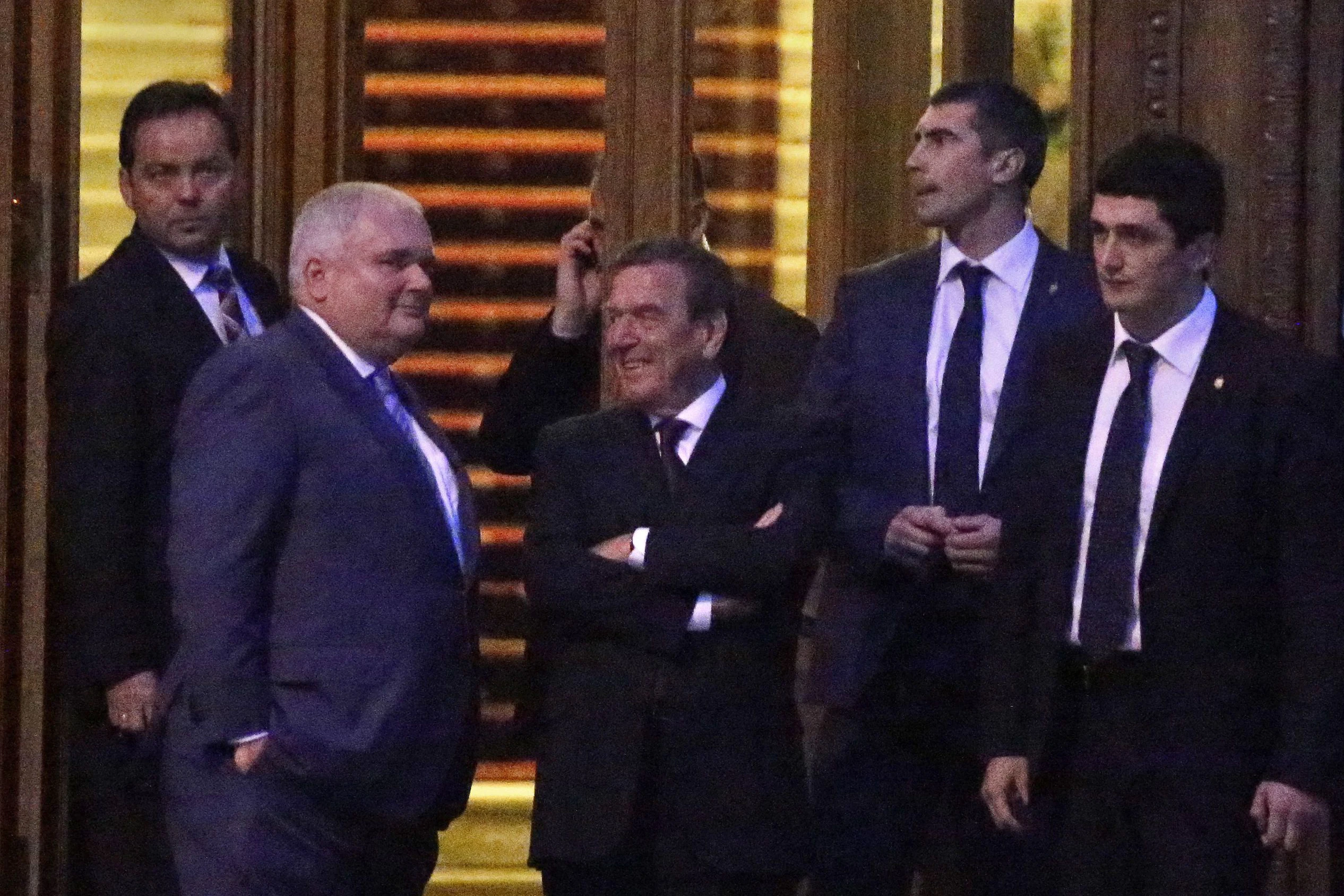 Matthias Warnig und Gerhard Schröder warten auf einen Empfang des russischen Präsidenten Wladimir Putin anlässlich des 70. Geburtstags des Altkanzlers in Moskau, 28. April 2014.